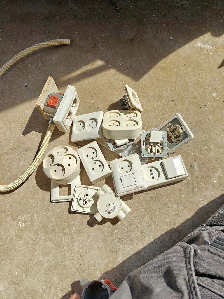 Diverse oude opbouw stopcontacten en schakelaars, Doe-het-zelf en Verbouw, Elektra en Kabels, Ophalen of Verzenden, Gebruikt, Schakelaar