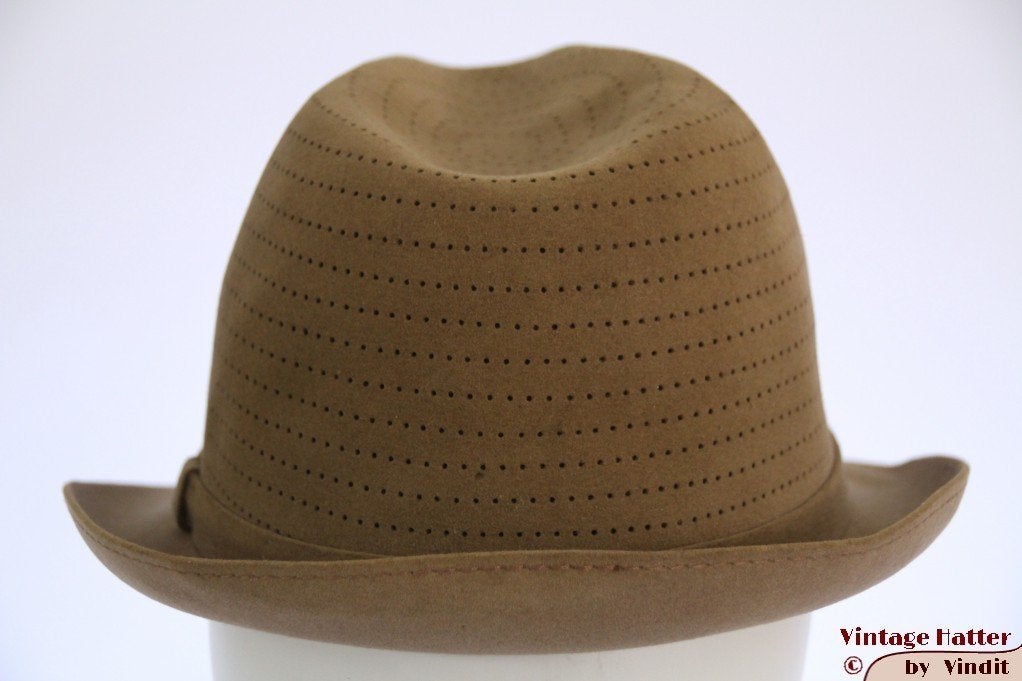 Vintage Gleufhoed Wegener beige geperforeerd vilt 56, Wegener, Hoed, Ophalen of Verzenden, 57 cm (M, 7⅛ inch) of minder