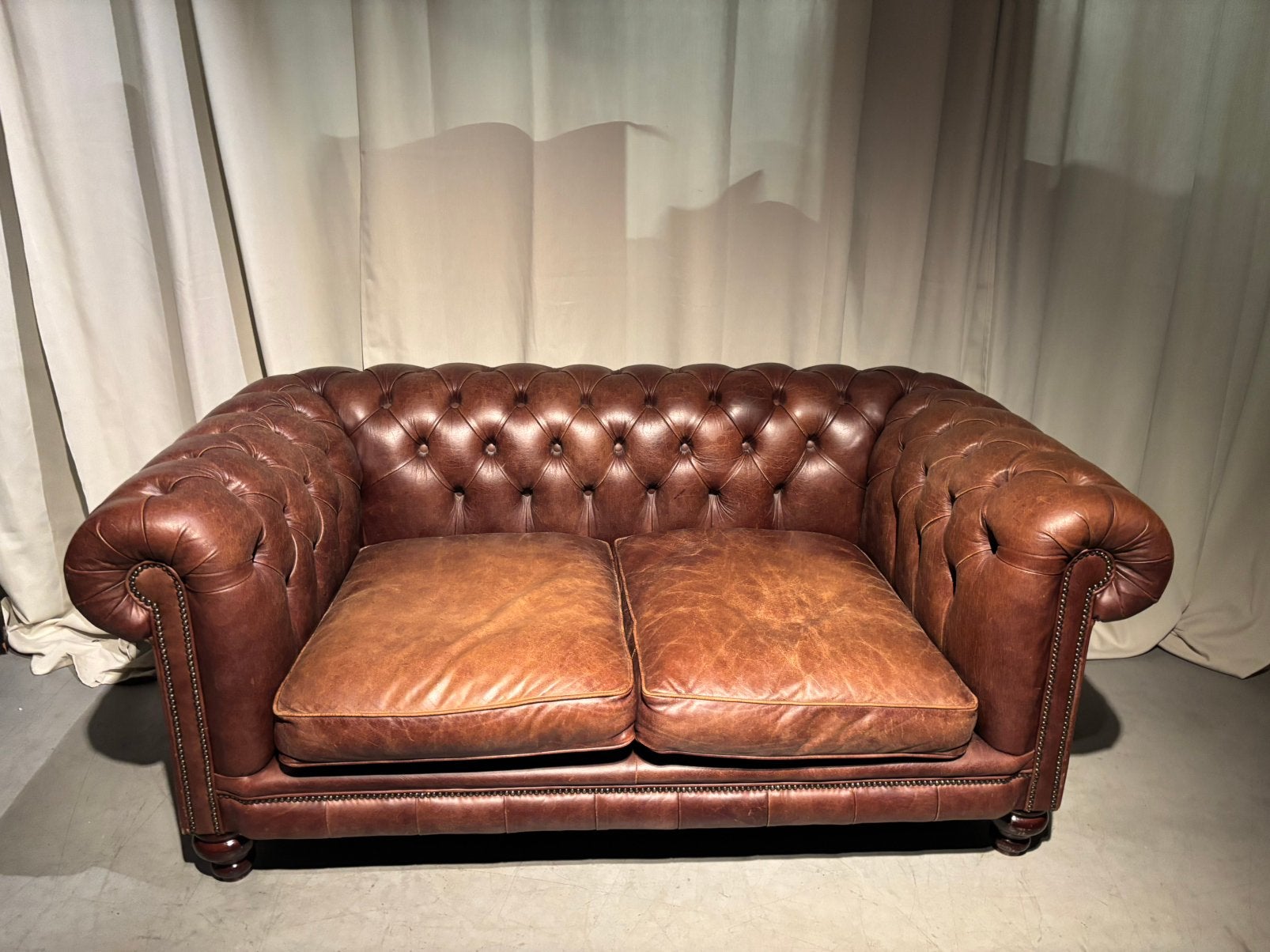 Cognac bruine Chesterfield Bank izgs, Gebruikt, 150 tot 200 cm, Tweepersoons, Stoer Klassiek