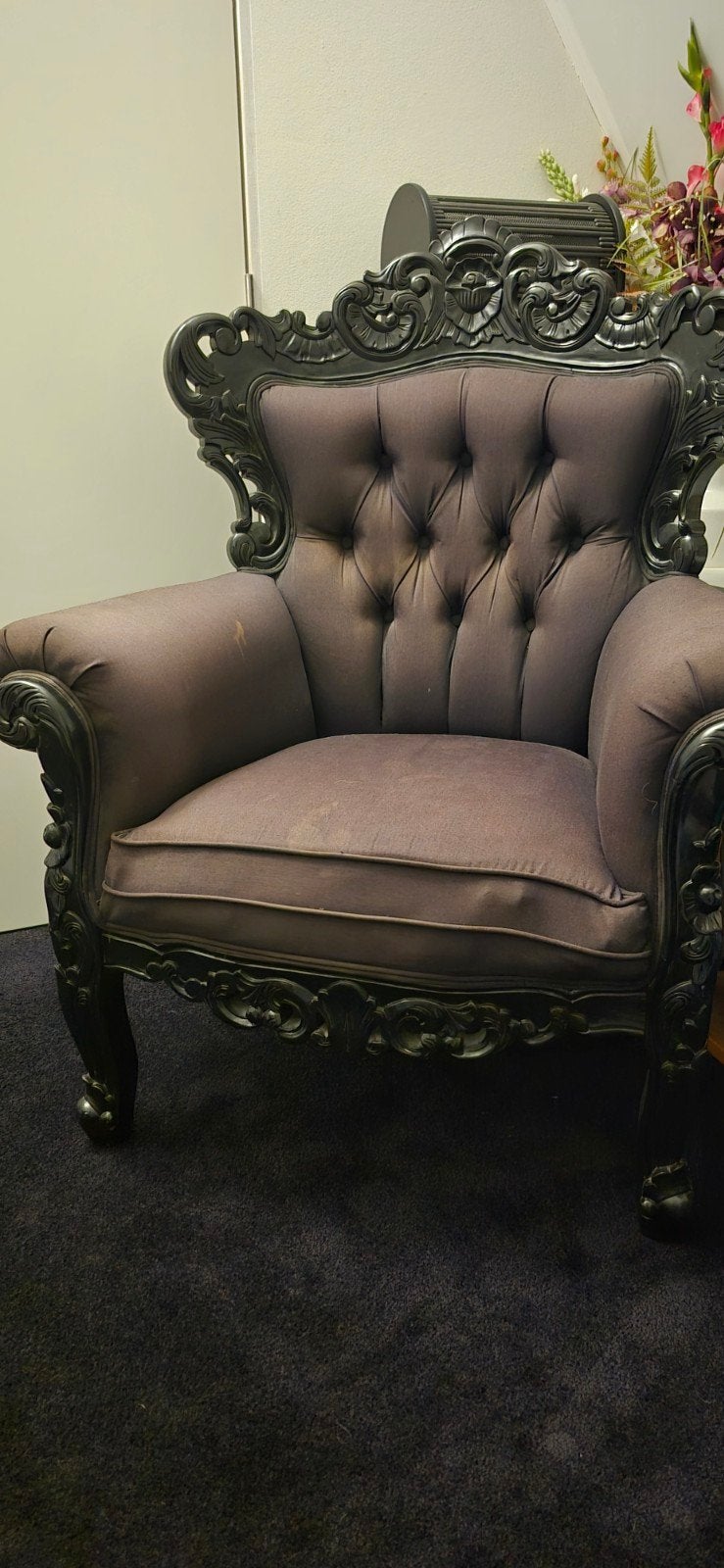 Barok fauteuil met donkerpaarse stof en houtsnijwerk, Huis en Inrichting, Fauteuils, Ophalen, Gebruikt, 75 tot 100 cm, Stof