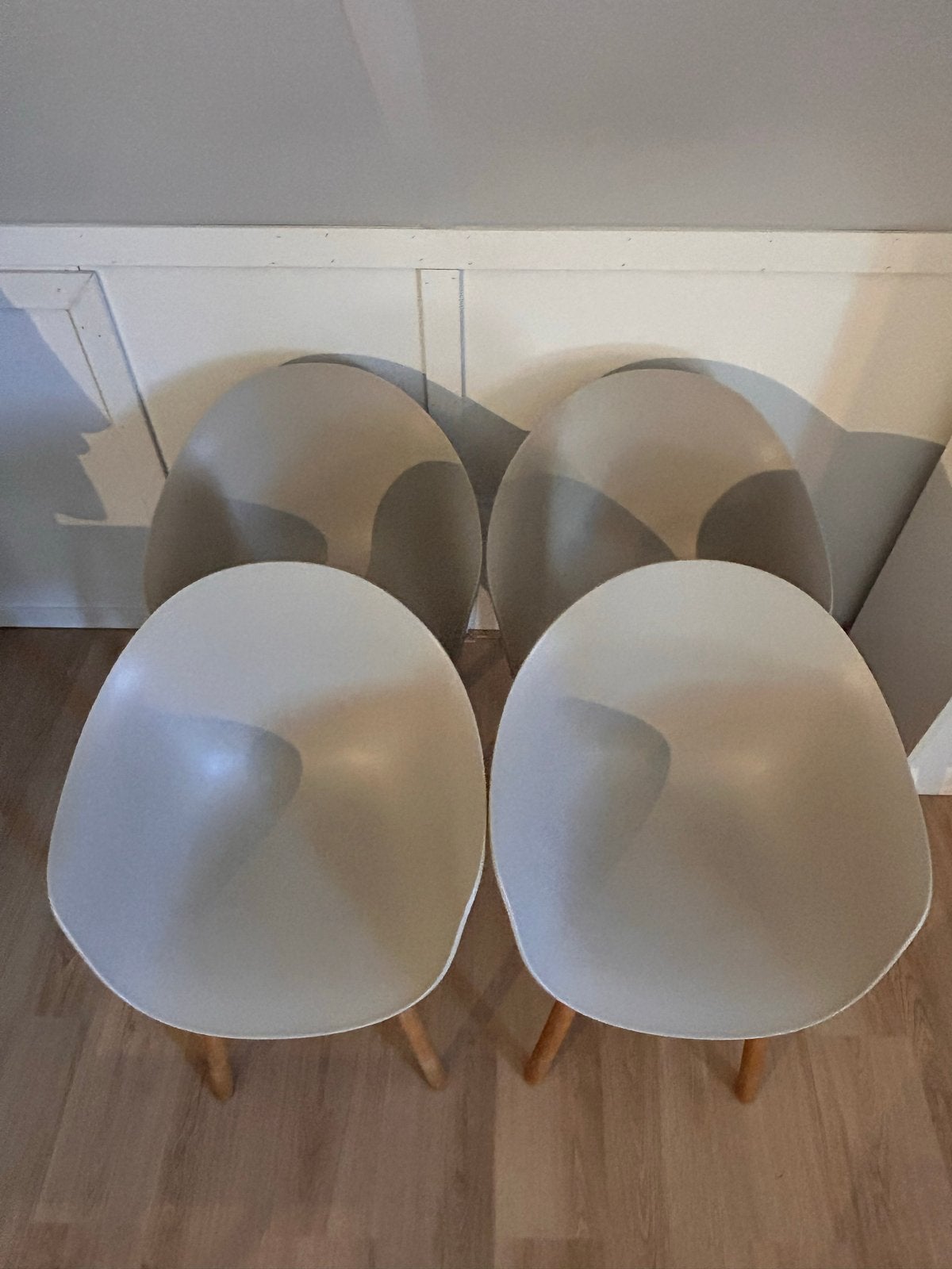 Set van 4 grijze eetkamerstoelen met houten poten, Gebruikt, Vier, Grijs, Ophalen