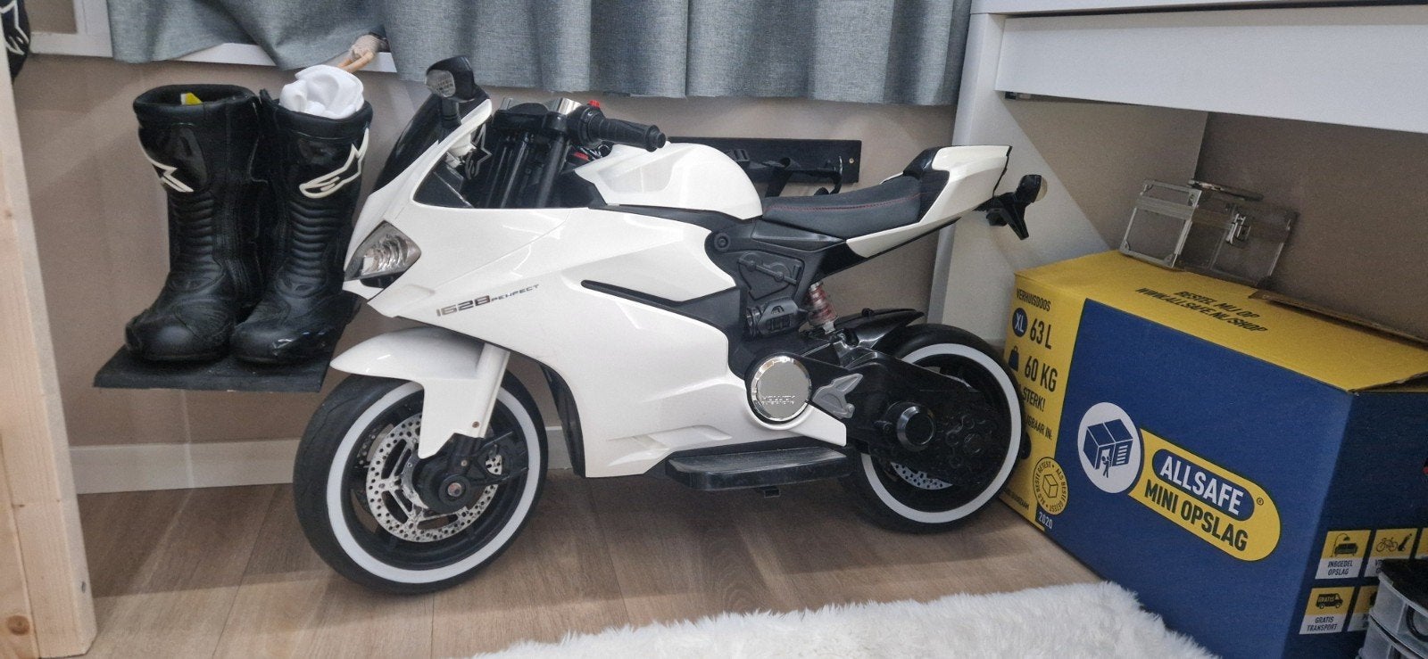 Kinder elektrische motor met muziek en geluid, Gebruikt