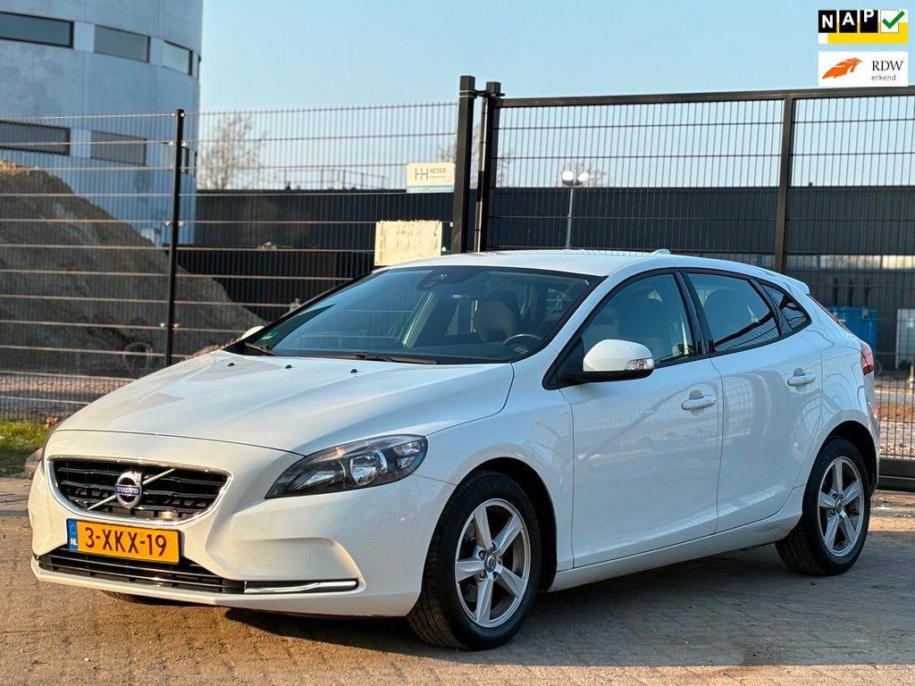 Volvo V40 1.6 D2 Kinetic Business|NAVI|PSENSOR|TREKHAAK|CRUI, Gebruikt, Euro 6, 4 cilinders, Wit