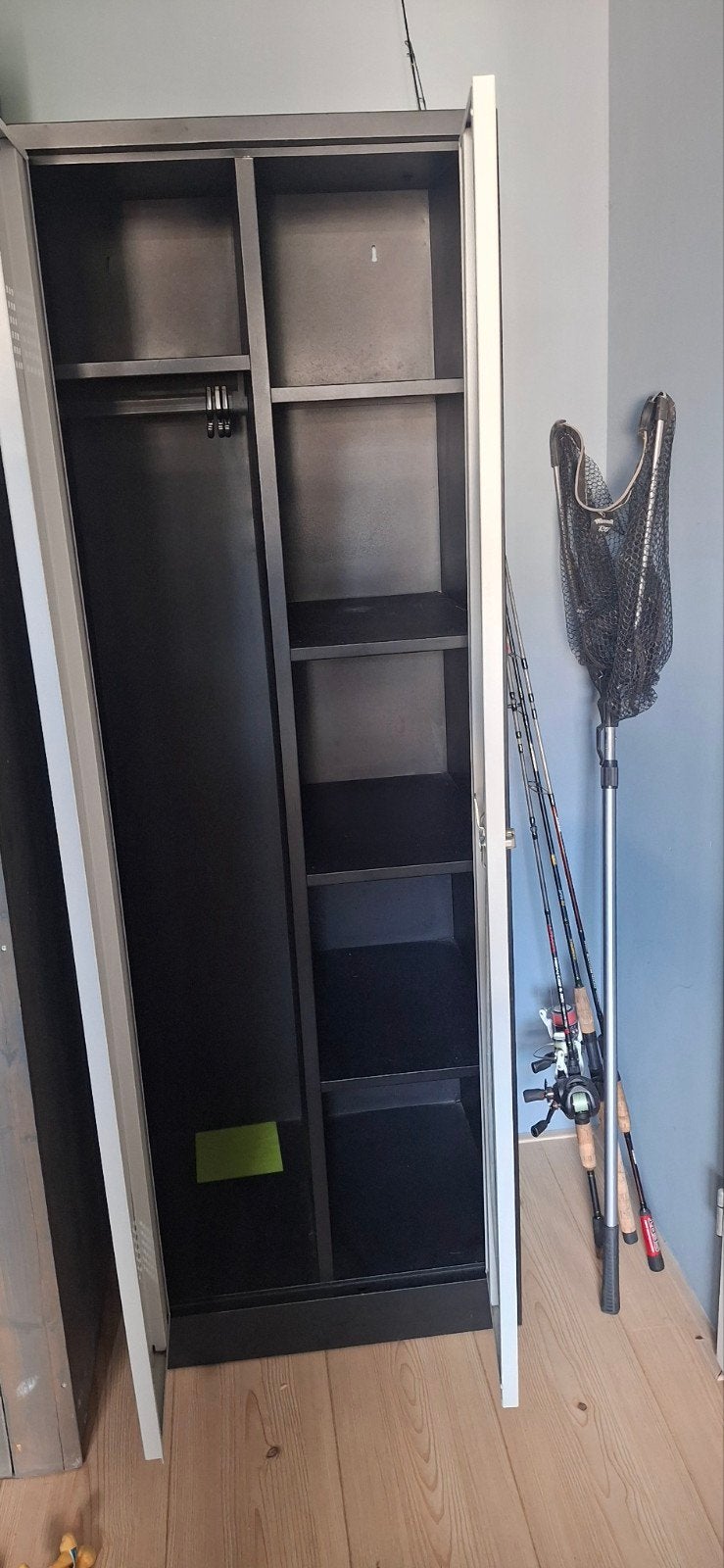 Foto 3 van Metalen locker / kledingkast met legplanken