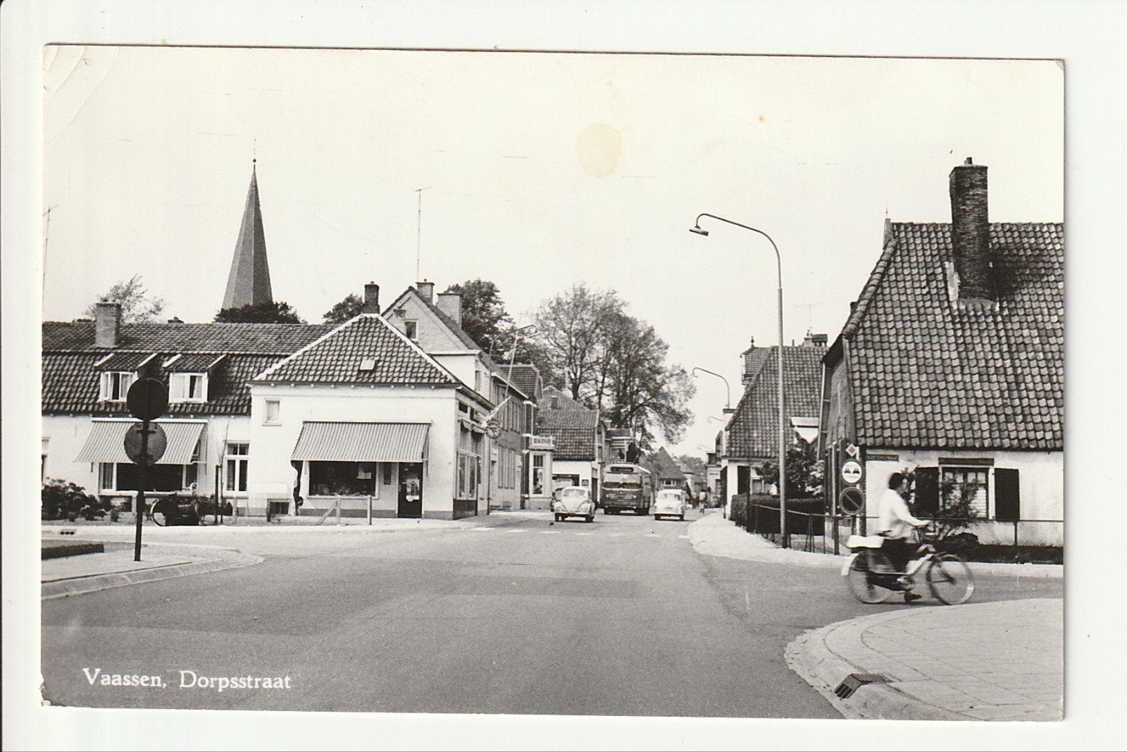 VAASSEN DORPSSTRAAT KERKTOREN WINKELS VAD LEYLAND VERHEULBUS, Ophalen of Verzenden, 1960 tot 1980, Ongelopen, Gelderland