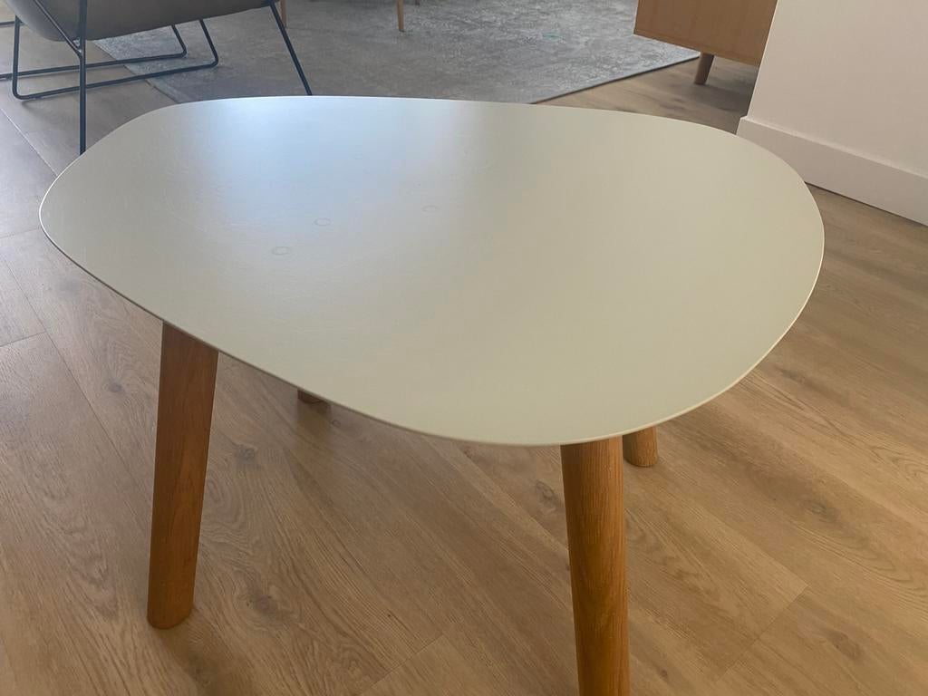 Salontafel organisch model lichtgrijs metalen dun tafelblad, Ophalen, 100 tot 150 cm, 50 tot 100 cm, Zo goed als nieuw