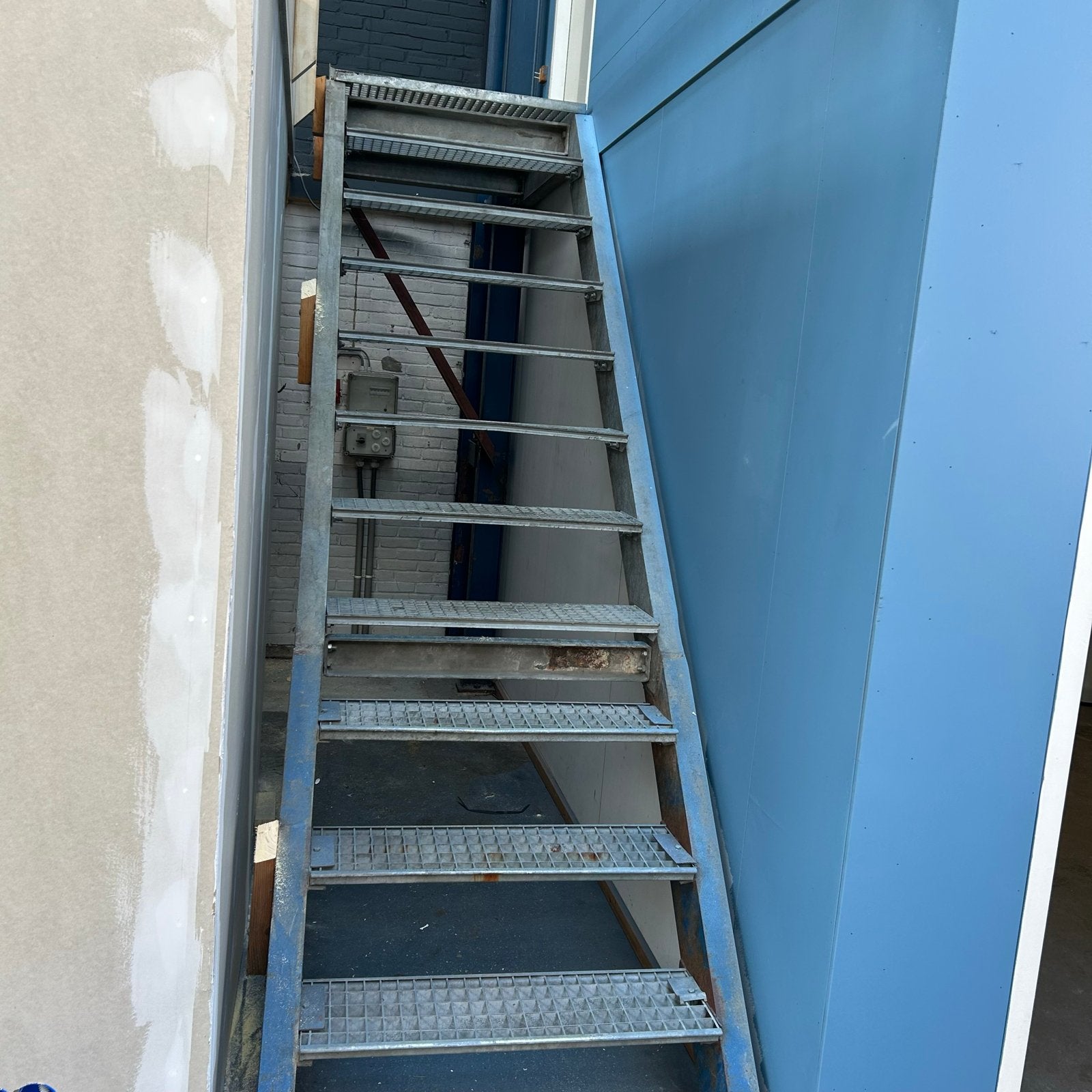 Stevige metalen trap met roosters, 268 cm hoog, Doe-het-zelf en Verbouw, Ophalen, Gebruikt, Trap, 2 tot 4 meter