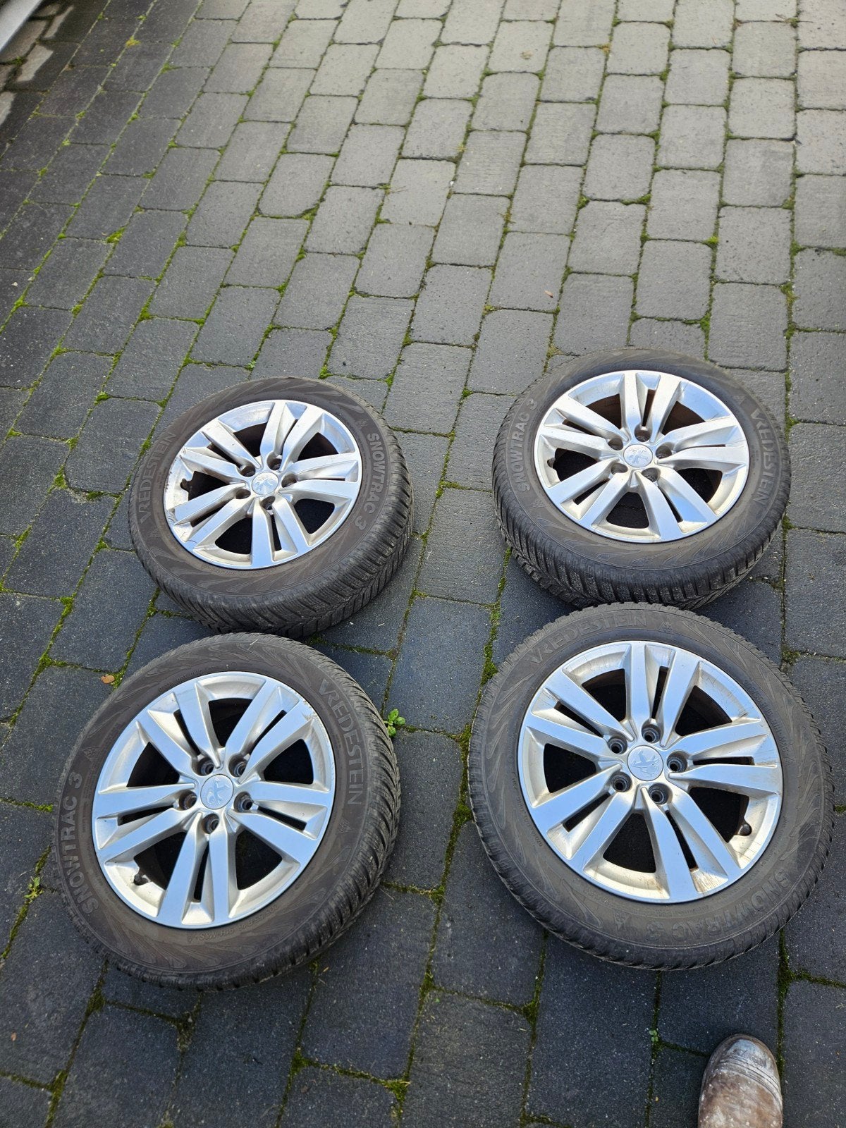 16 inch Peugeot velgen met Vredestein winterbanden, Auto-onderdelen, Gebruikt, 16 inch, Banden en Velgen, Winterbanden