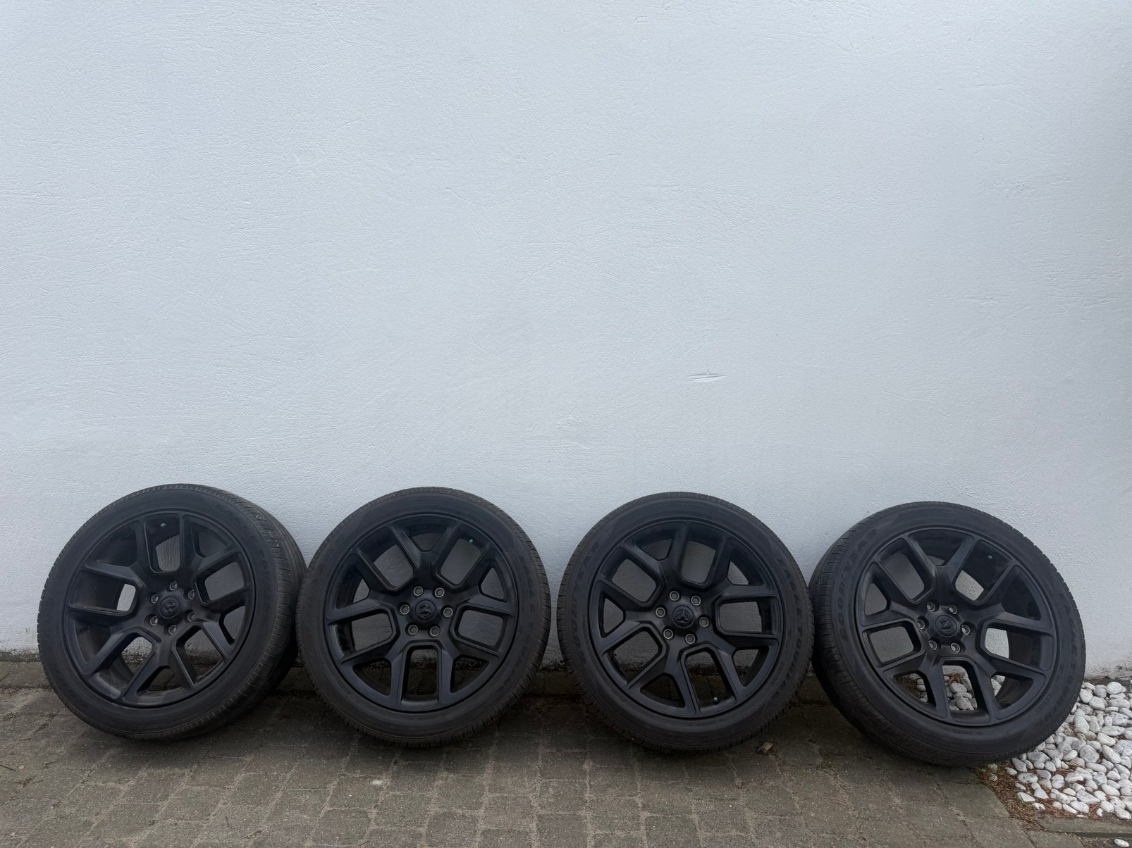 Set Dodge Ram 1500 Velgen met Banden Zwart 22 inch 6x139,7, Ophalen, Gebruikt, Banden en Velgen, Overige maten