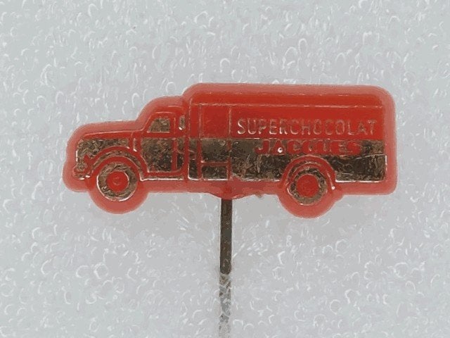 SP1789 Speldje Superchocolat Jacques goud op rood, Verzamelen, Ophalen of Verzenden, Gebruikt, Overige onderwerpen