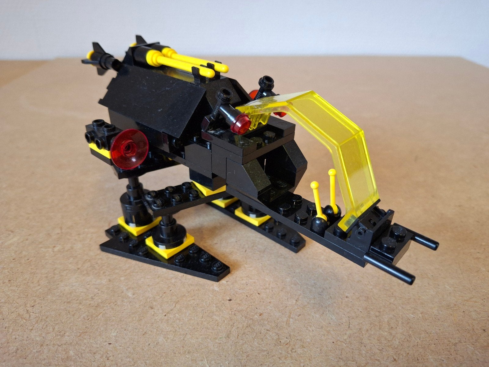 Lego 6876 Alienator. Jaren 80 Blacktron Space, Lego, Info@lego.com, 33 Bath Road, Slough, UK, Lego