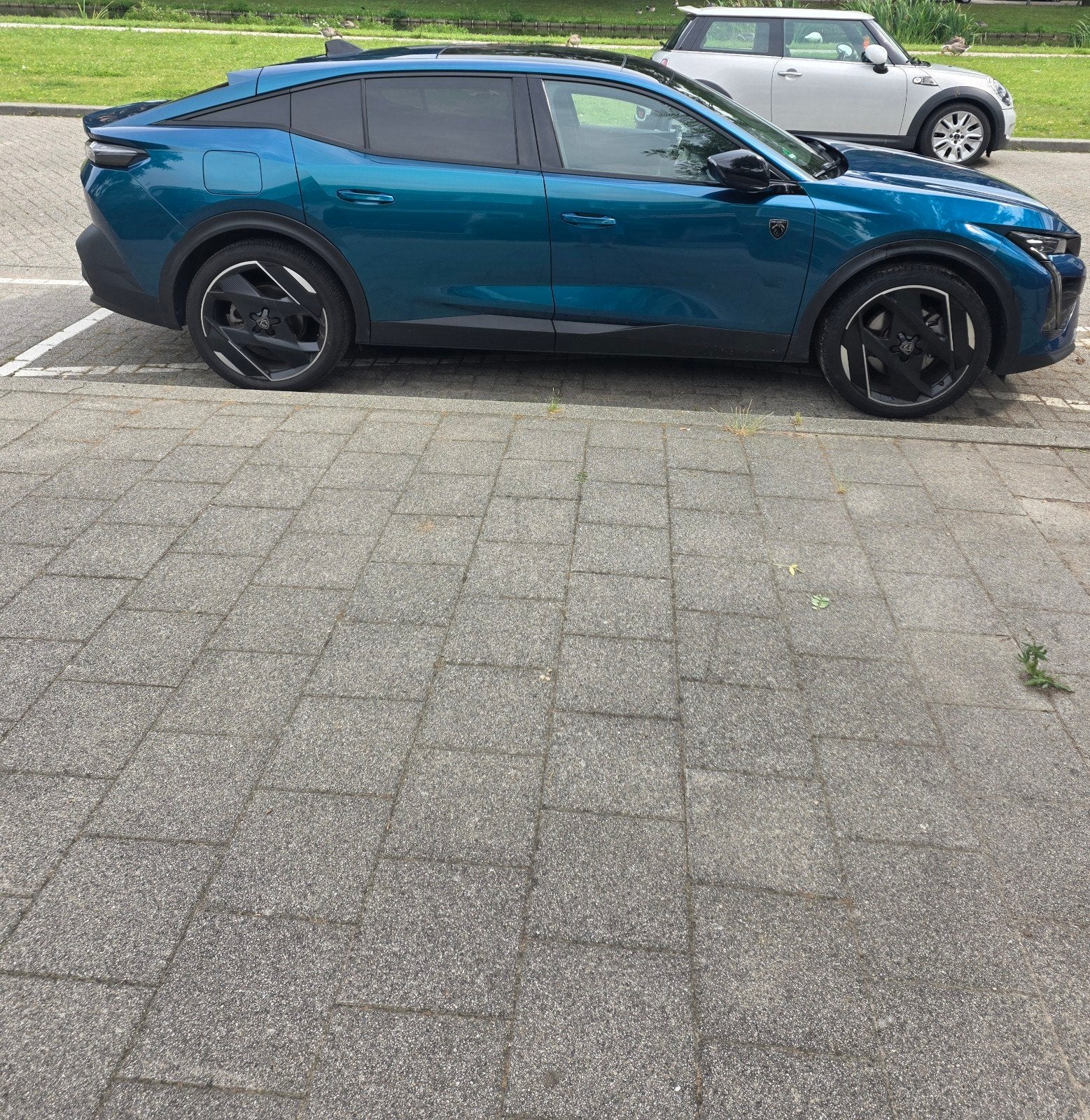 Peugeot 408 1.6 Plug-in Hybrid 225PK E-eat8 2023 Blauw, Auto's, Peugeot, Automaat, Achterwielaandrijving, Zwart, 4 cilinders