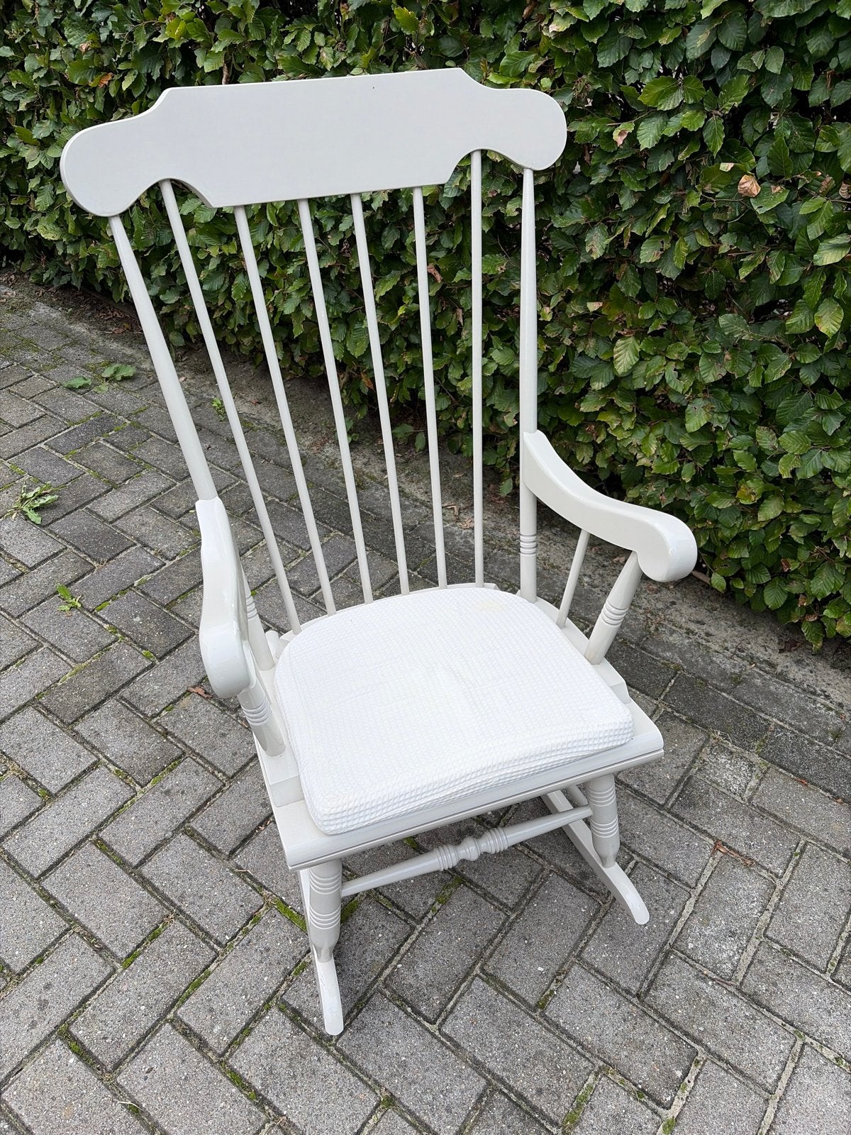 Comfortabele witte schommelstoel met kussen, Ophalen, Zo goed als nieuw