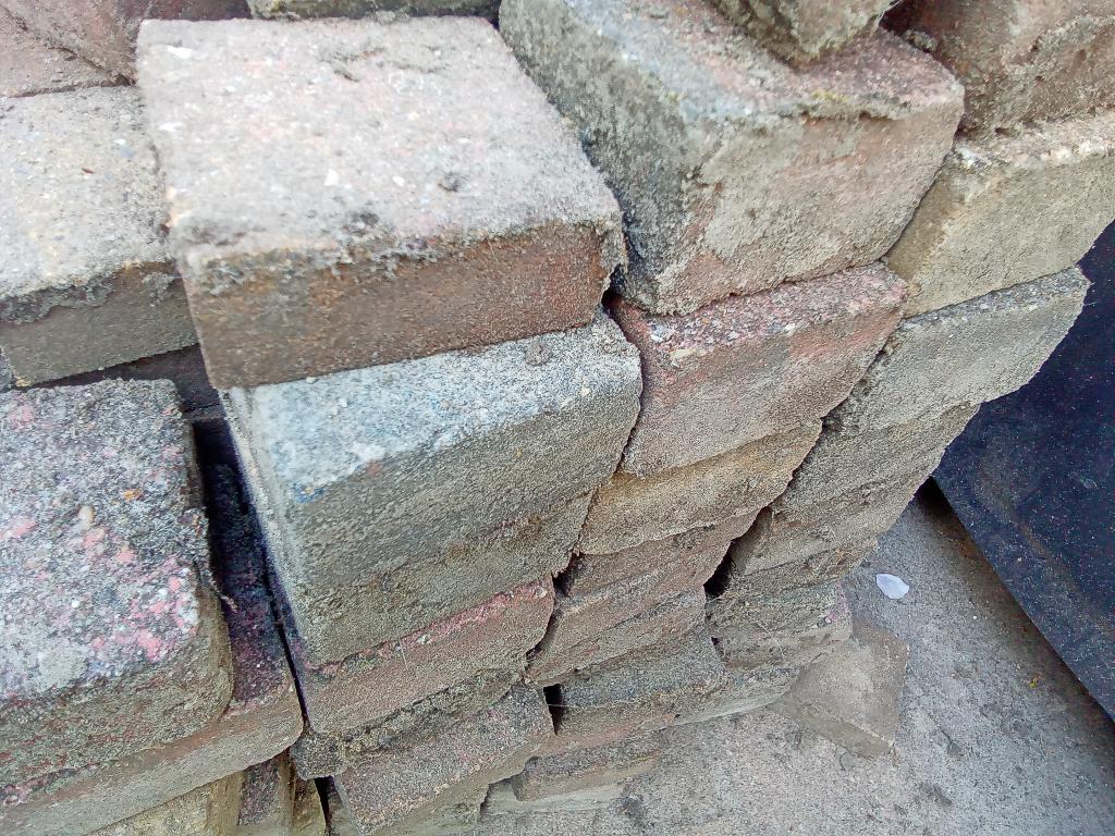 Ruim 150 stenen van 10 bij 10 cm, Ophalen, Gebruikt, Beton, Klinkers