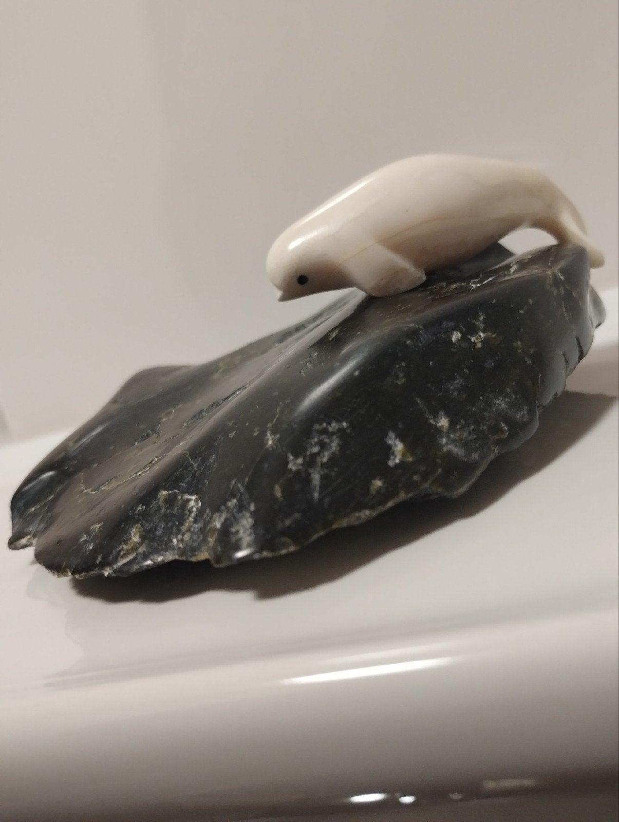 Vintage INUIT handgesneden marmer en serpentijn Beluga, Antiek en Kunst, Ophalen of Verzenden