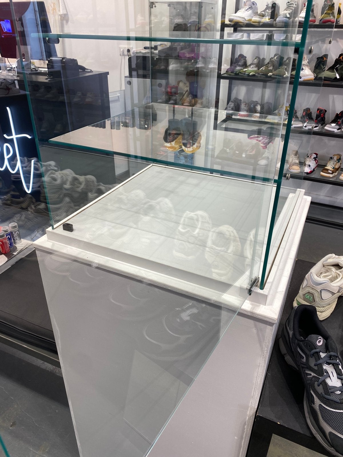 Vitrine op zuil, Ophalen, Minder dan 50 cm, Met deur(en), Glas