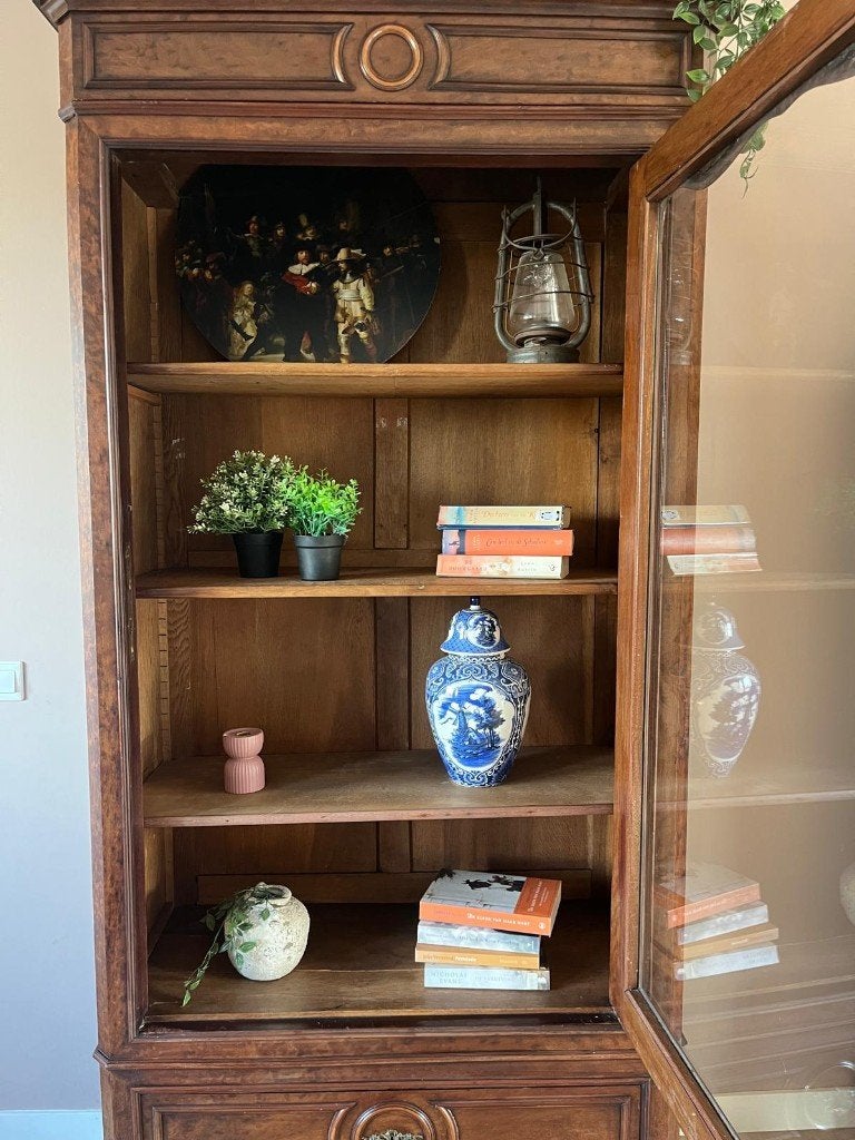 Foto 6 van Vitrinekast Boekenkast Glasdeur Wortelnoten Vintage MOET WEG