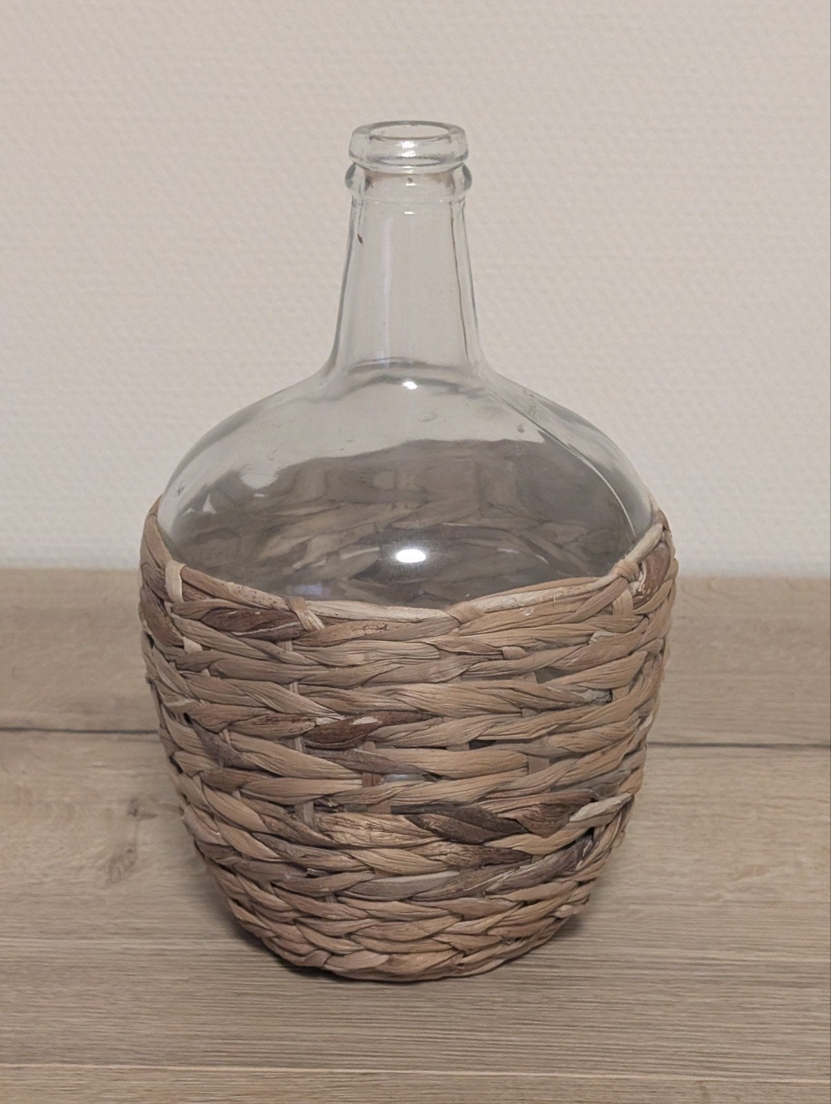 Glazen fles met rieten omhulsel - 28 cm hoog, Ophalen of Verzenden, Gebruikt, Glas, 28 cm