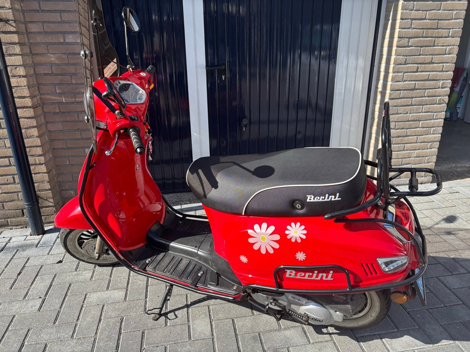 Berini Scooter Rood - Zo goed als nieuw, inclusief helm, Fietsen en Brommers, Snorfietsen en Snorscooters, Ophalen, Zo goed als nieuw