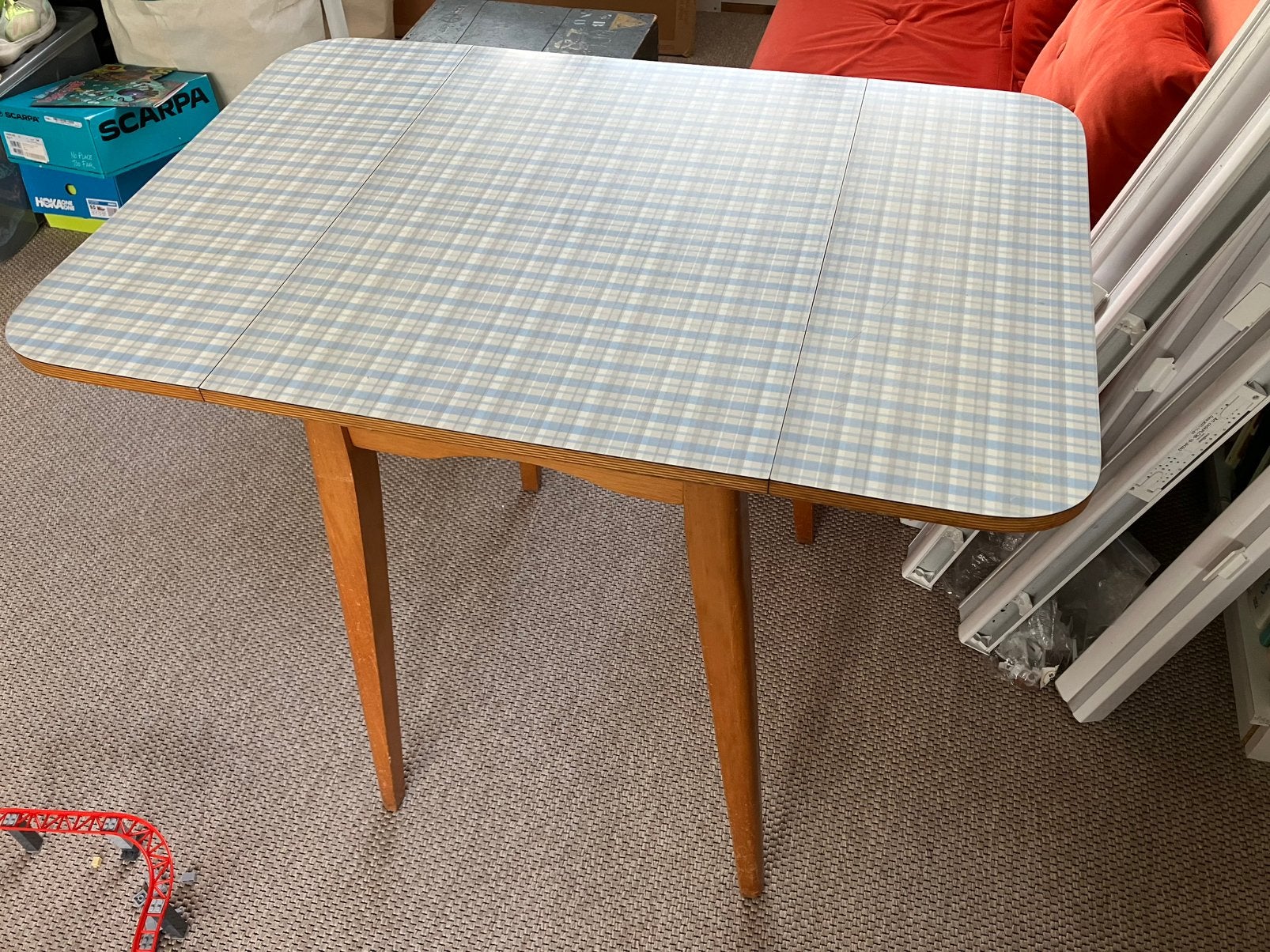 Uniek vintage inklapbaar formica tafeltje, Huis en Inrichting, Ophalen, Gebruikt, 50 tot 100 cm, Tot twee personen
