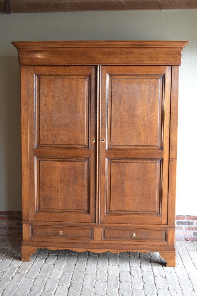 Prachtige antieke eiken houten Louis Philippe kledingkast.
