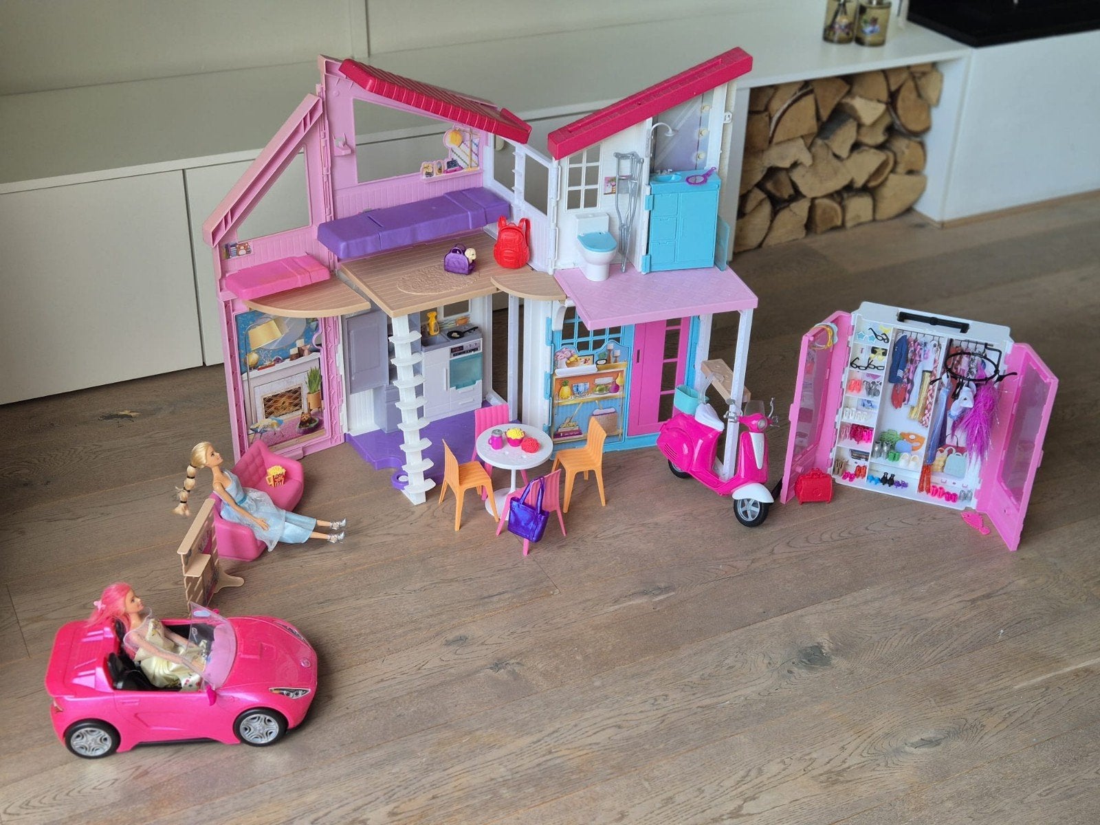 Grote Barbiehuis set: barbiehuis Malibu, auto, scooter, kled, Ophalen of Verzenden, Gebruikt, Barbie