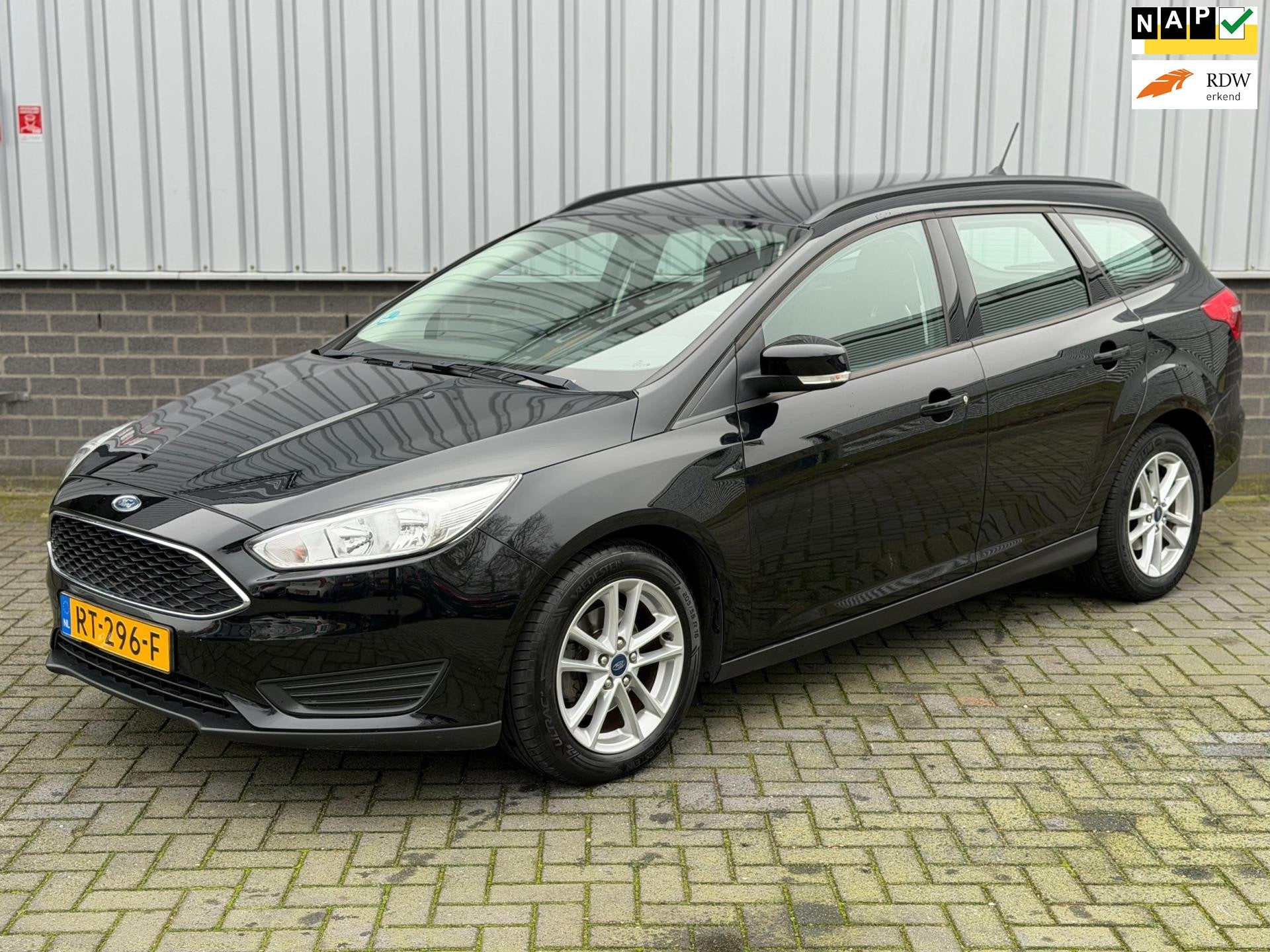 Ford Focus Wagon 1.0 Trend |Navi|CruiseCtrl|Carplay|PDC|Airc, Gebruikt, Zwart, Origineel Nederlands, Handgeschakeld