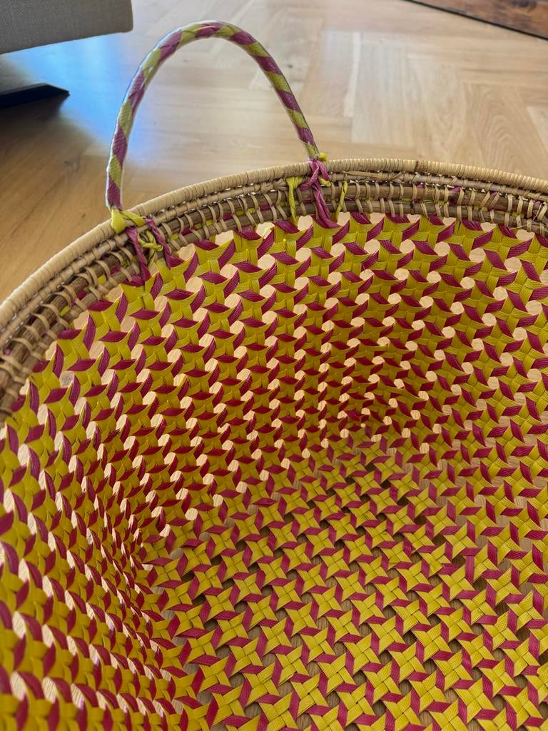 Gevlochten mand met handvatten - Geel/Roze of Geel/Groen, Ophalen, Kunststof, Mand, Zo goed als nieuw