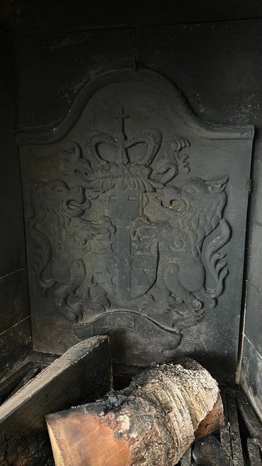 Antieke gietijzeren haardplaat met wapenschild, Ophalen