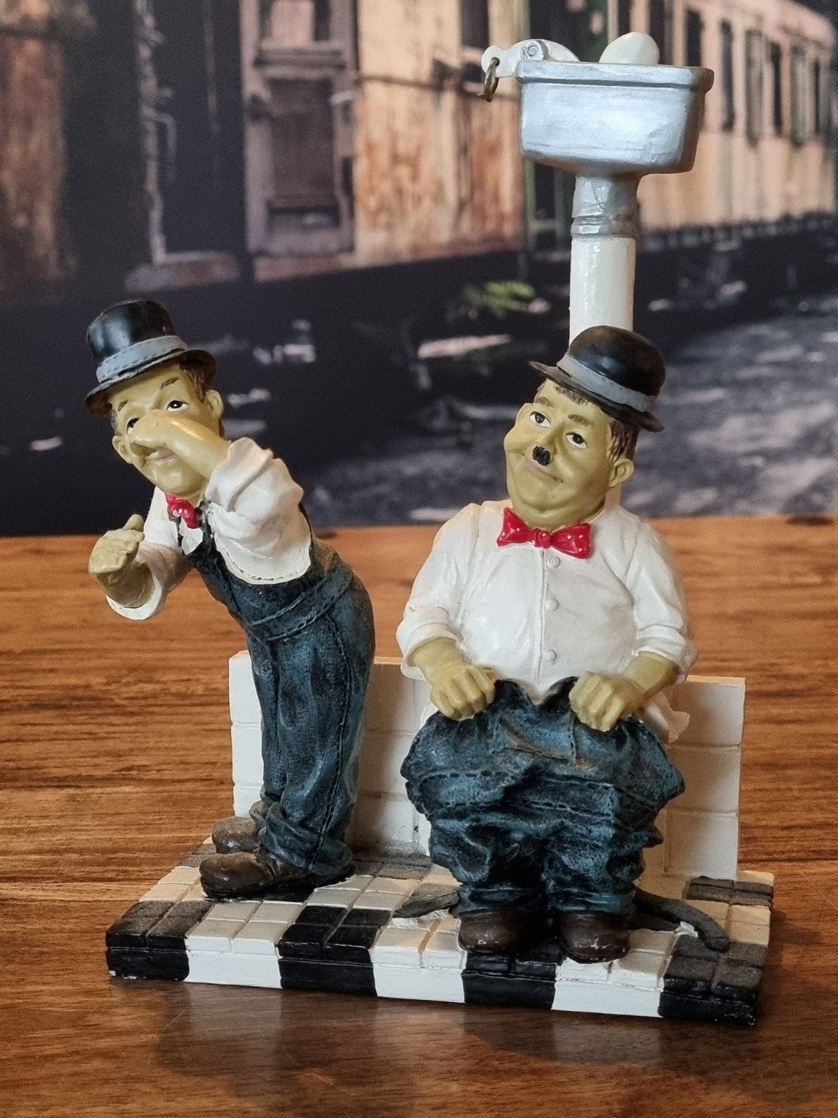 Laurel & Hardy beeldje op toilet - Decoratief item, Verzamelen, Ophalen of Verzenden, Zo goed als nieuw