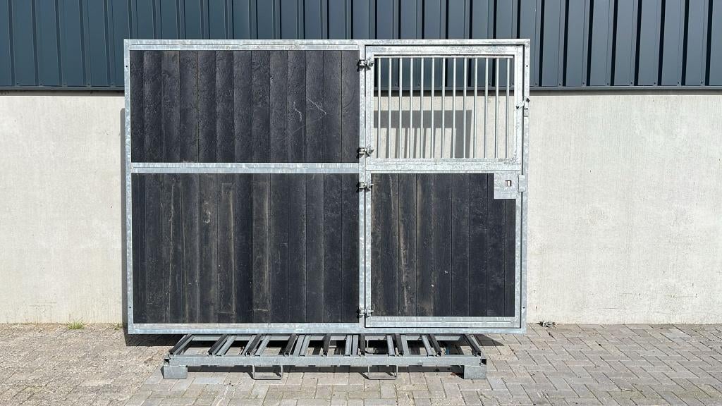 Voorwand met deur rechts | 3000 x 2200 mm. | Nieuw, Weidegang, 4 paarden of pony's of meer