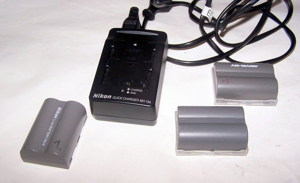 Nikon MH-18a Snellader met 3 accu's. Izgs., Ophalen of Verzenden, Zo goed als nieuw, Oplaadbaar