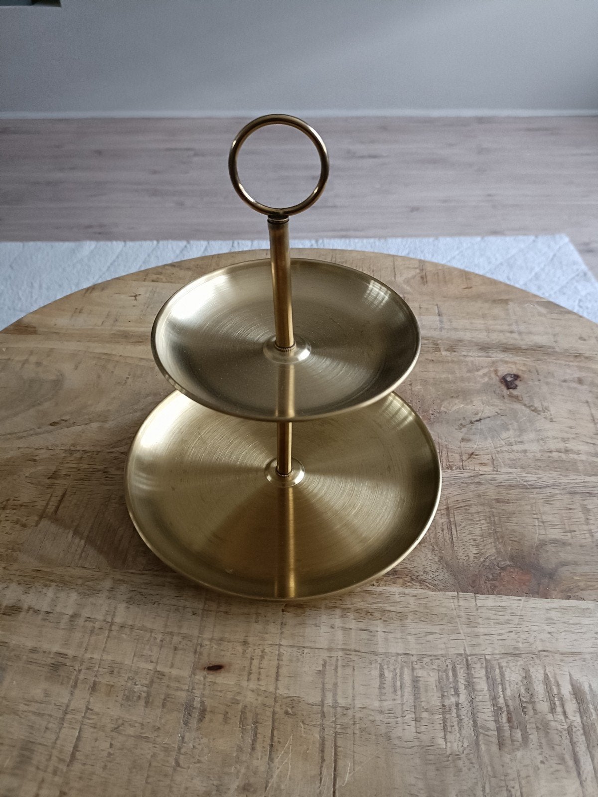 Gouden etagère met 2 lagen, Etagère, Metaal, Ophalen of Verzenden, Zo goed als nieuw