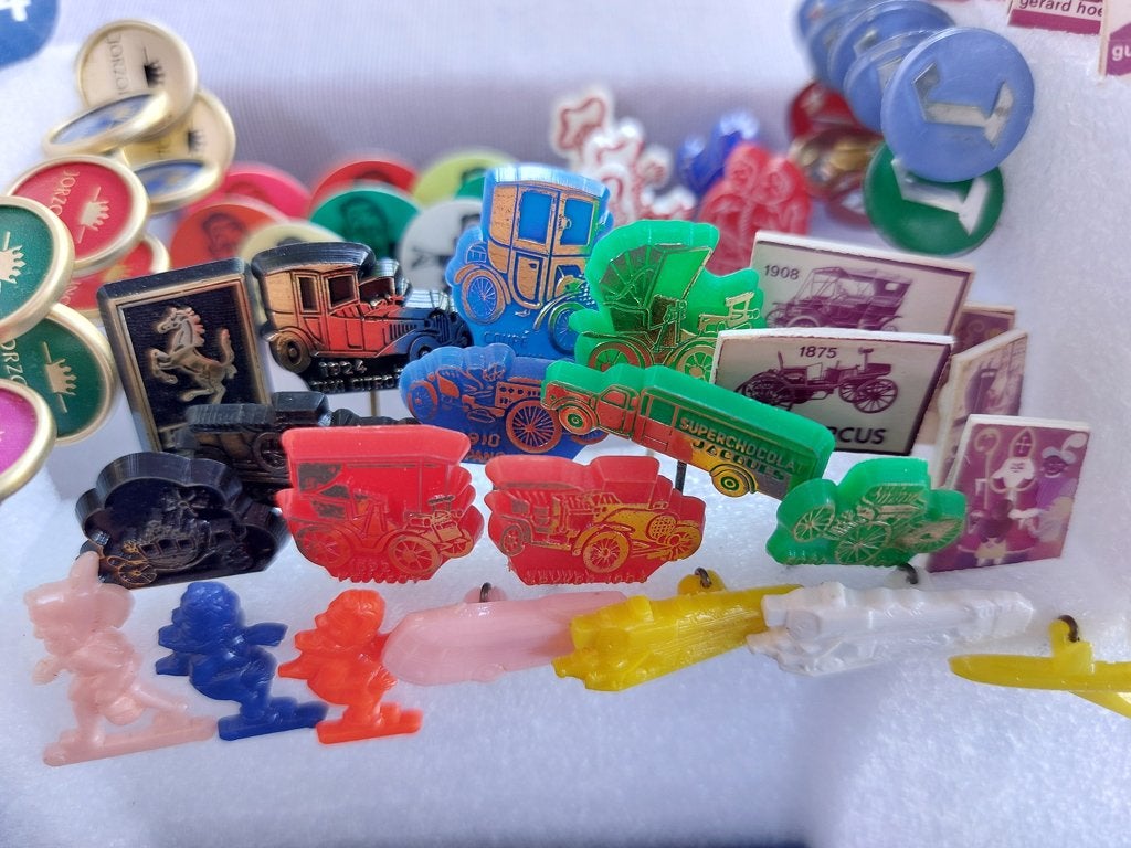 Nostalgische speldjes allerlei  [ zie foto's] plastic, Verzamelen, Speldjes, Pins en Buttons, Ophalen of Verzenden, Gebruikt, Overige onderwerpen