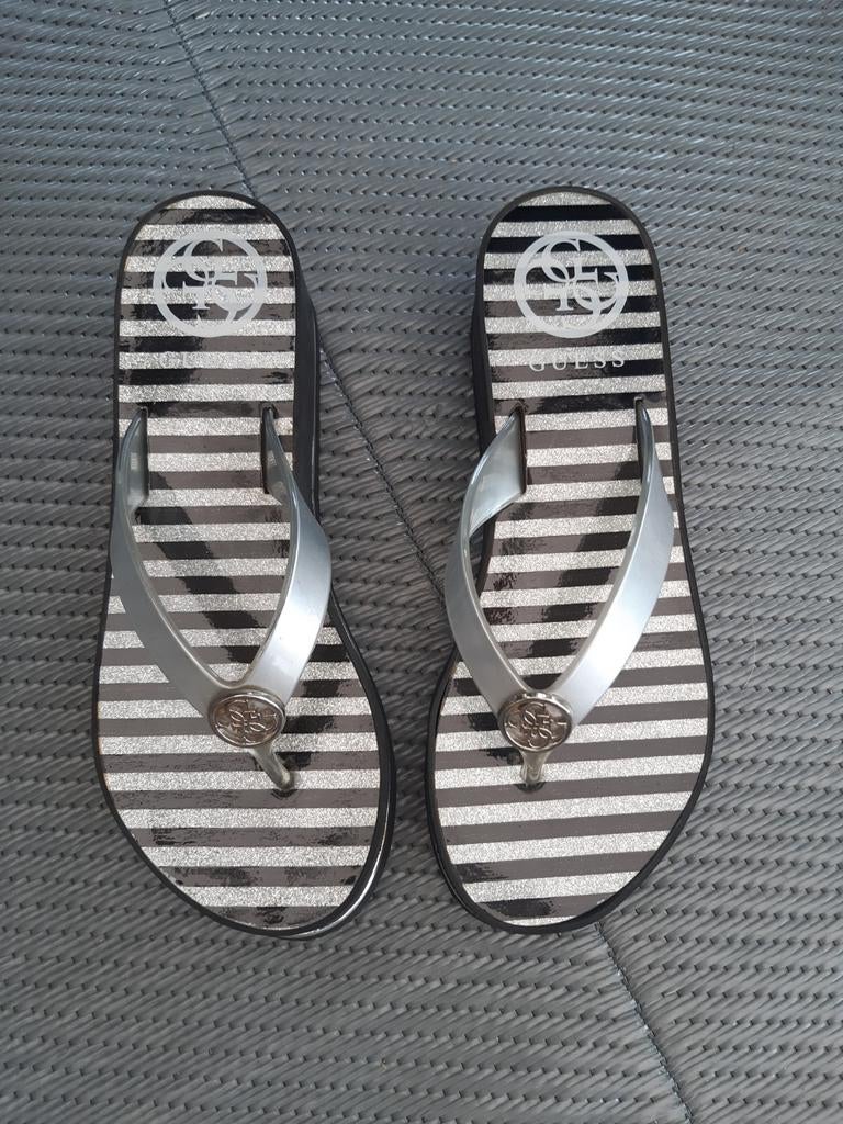 Nieuwe Guess slippers, Kleding | Dames, Schoenen, Guess, Zwart, Nieuw, Ophalen of Verzenden
