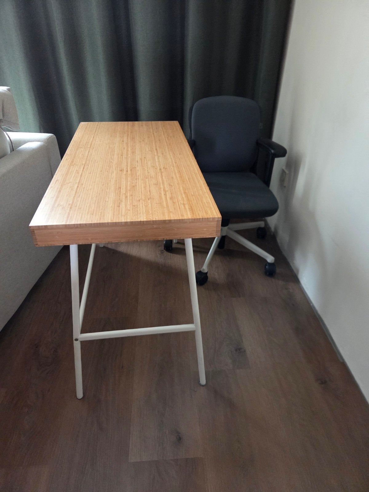 IKEA bureau van bamboe met wit metalen onderstel, Huis en Inrichting, Bureaus, Ophalen, Gebruikt, Hout, IKEA