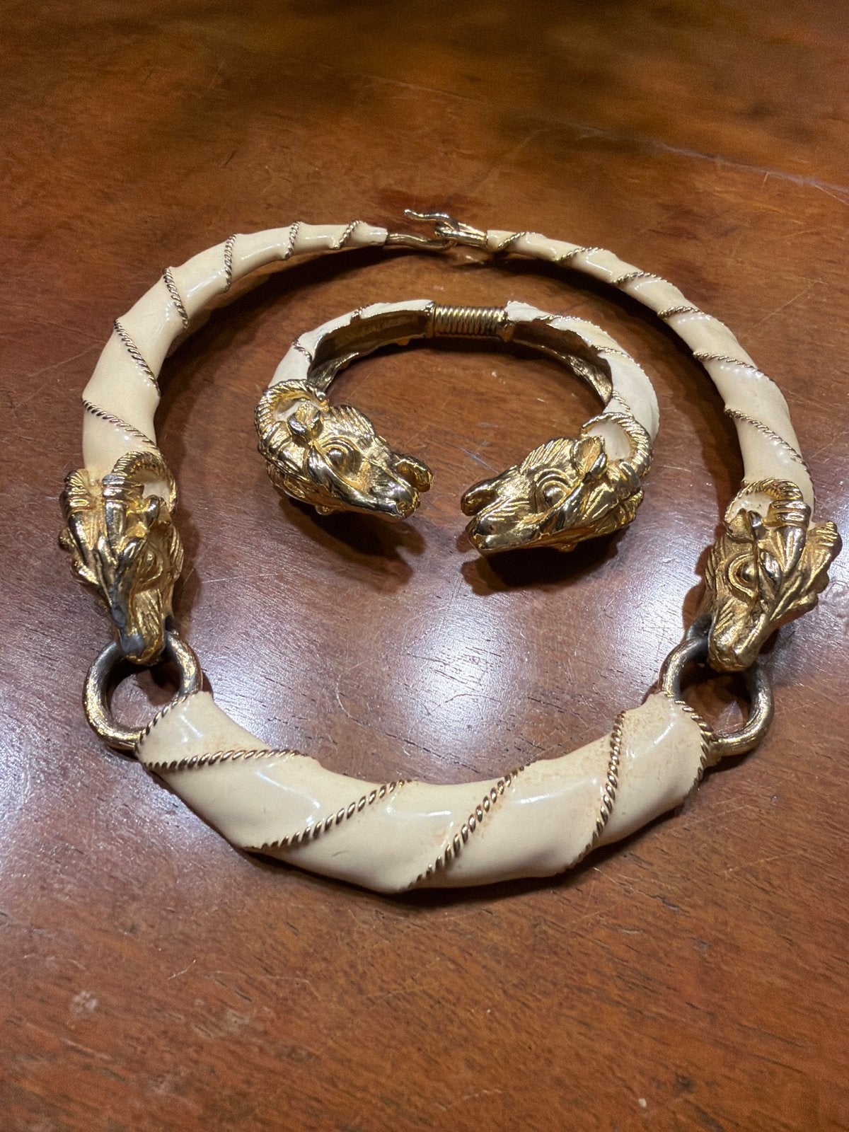 Schitterende design  ketting en armband set met ramshoofden, Ophalen of Verzenden, Gebruikt, Beige, Overige materialen