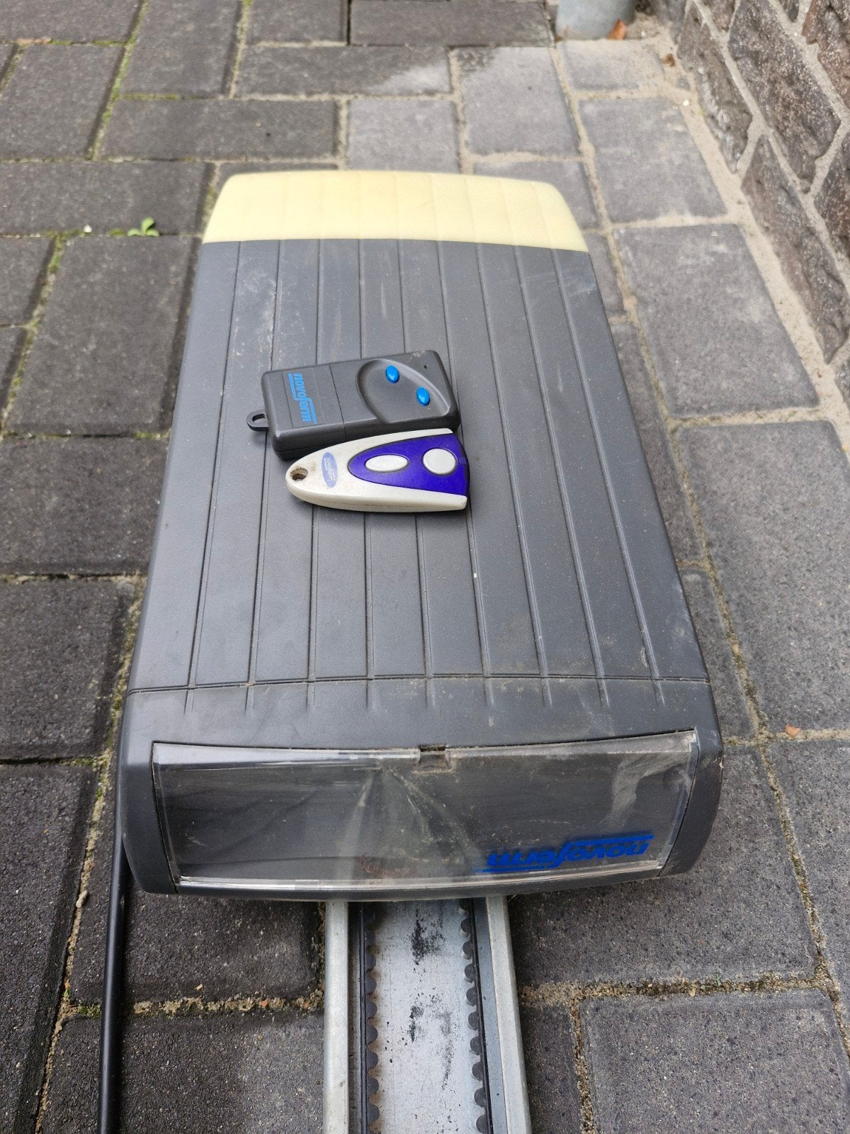 Garagedeuropener met afstandsbedieningen, Ophalen, Gebruikt