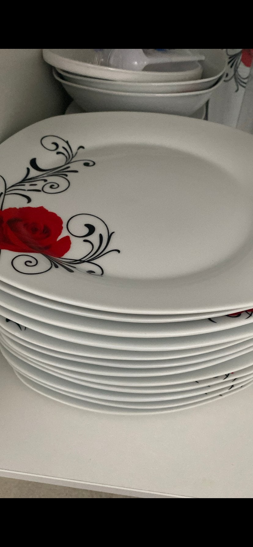 Servies met rode rozen en zwarte krullen, Huis en Inrichting, Keuken | Servies, Gebruikt, Overige merken, Keramiek, Ophalen of Verzenden