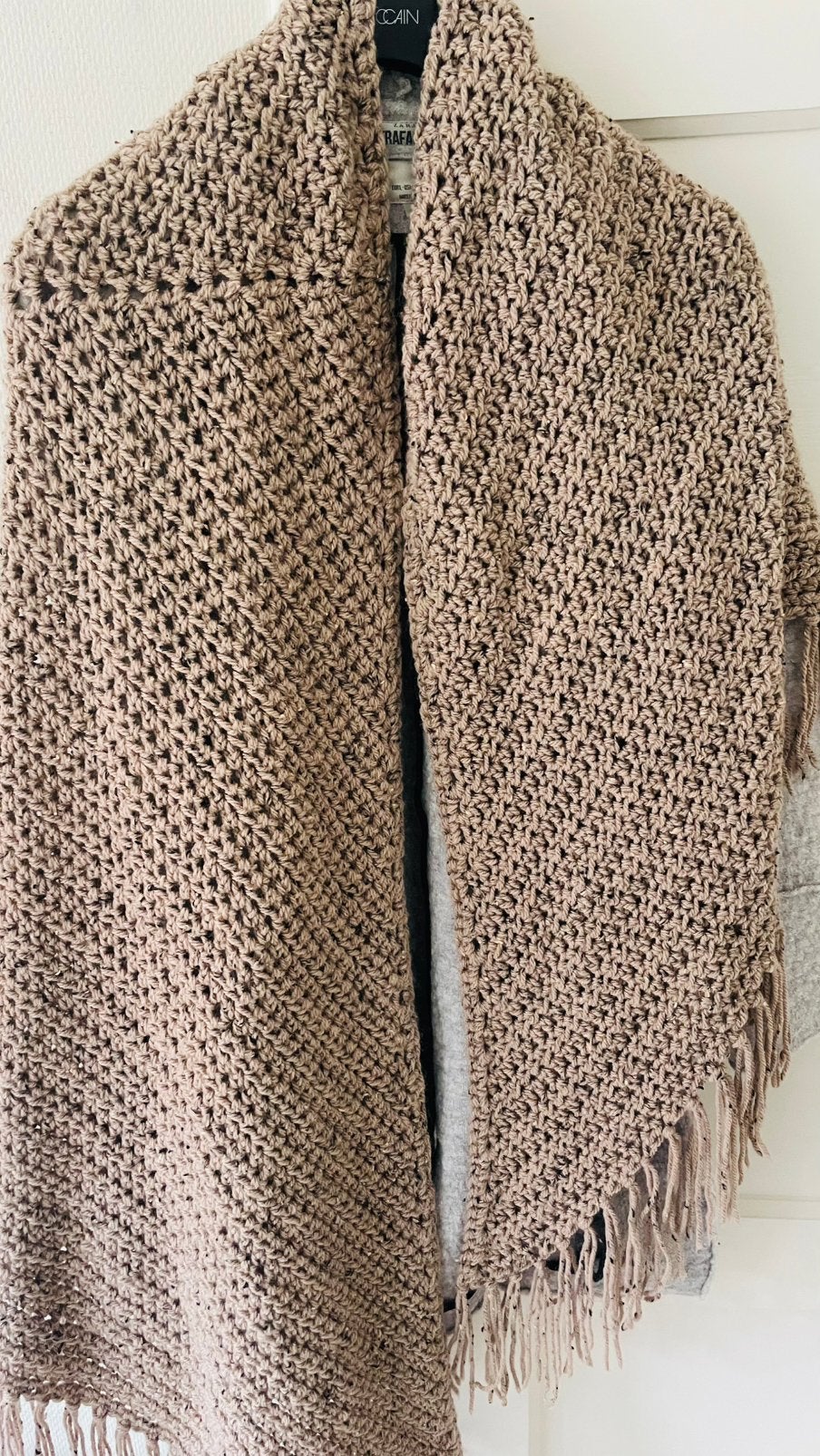 Te koop: grote gehaakte poncho, beige, zgan, Ophalen of Verzenden, Zo goed als nieuw, Maat 46/48 (XL) of groter, Sjaal
