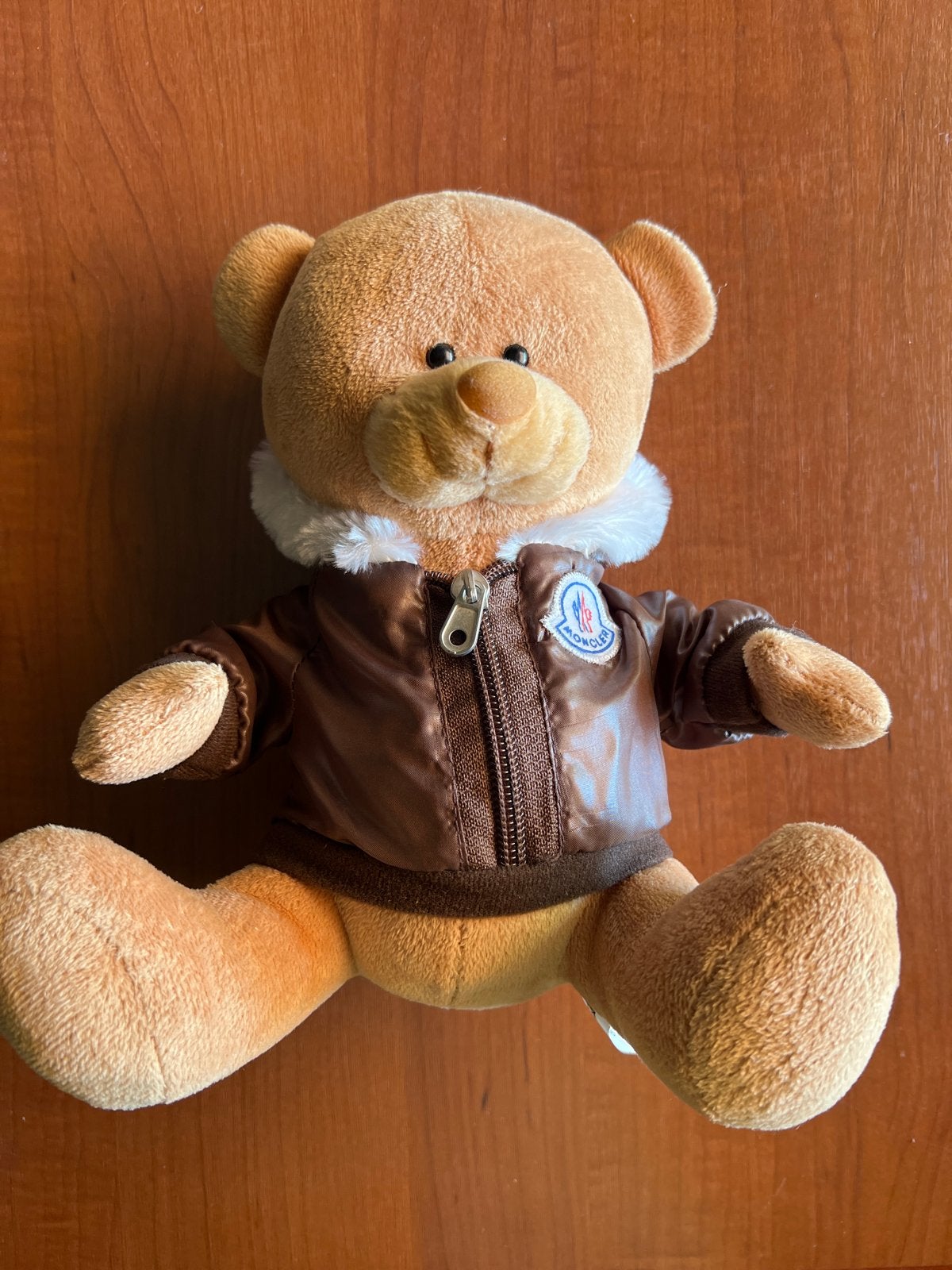 Moncler Teddybeer met pilotenjack - Zo goed als nieuw, Verzamelen, Beren en Cherished Teddies, Ophalen, Zo goed als nieuw, Stoffen beer