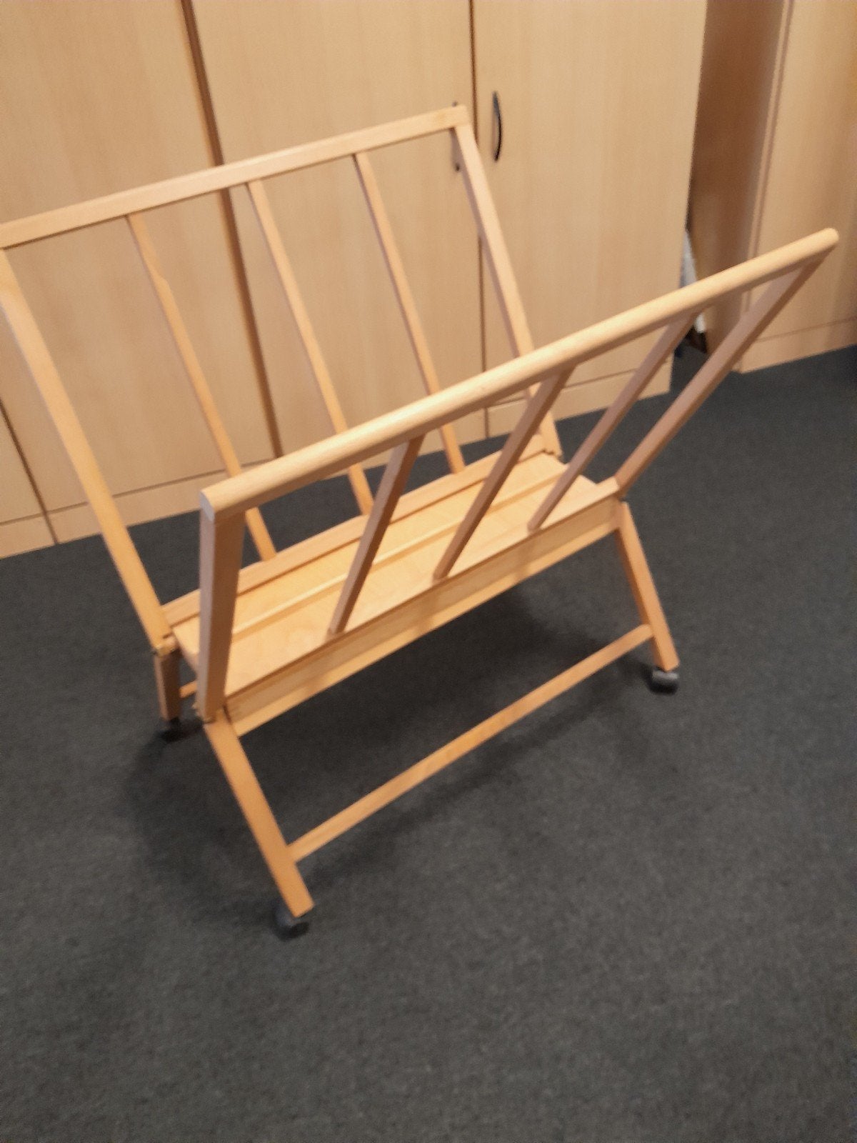 Houten posterhouder op wielen - gebruikt, Ophalen of Verzenden, Gebruikt, Overige typen