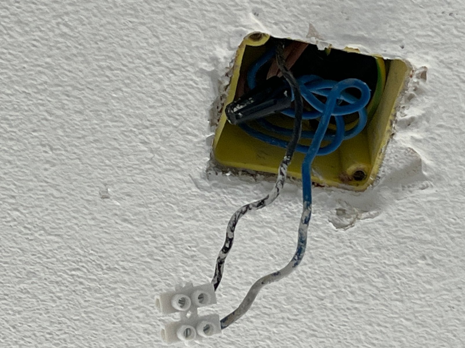 Looking for handyman or electrician who can install lights, 33 - 40 uur, Vanaf 10 jaar, Overige vormen