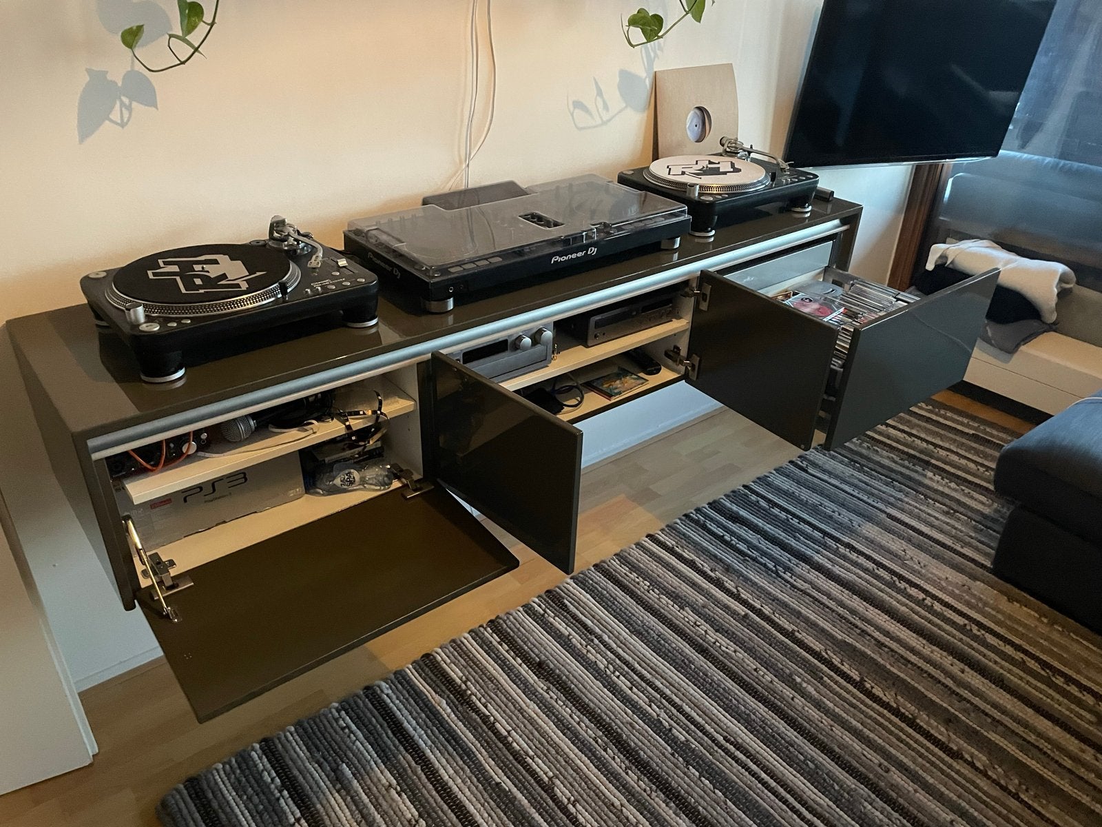 Foto 3 van Zwevend TV-meubel/dressoir met opbergruimte
