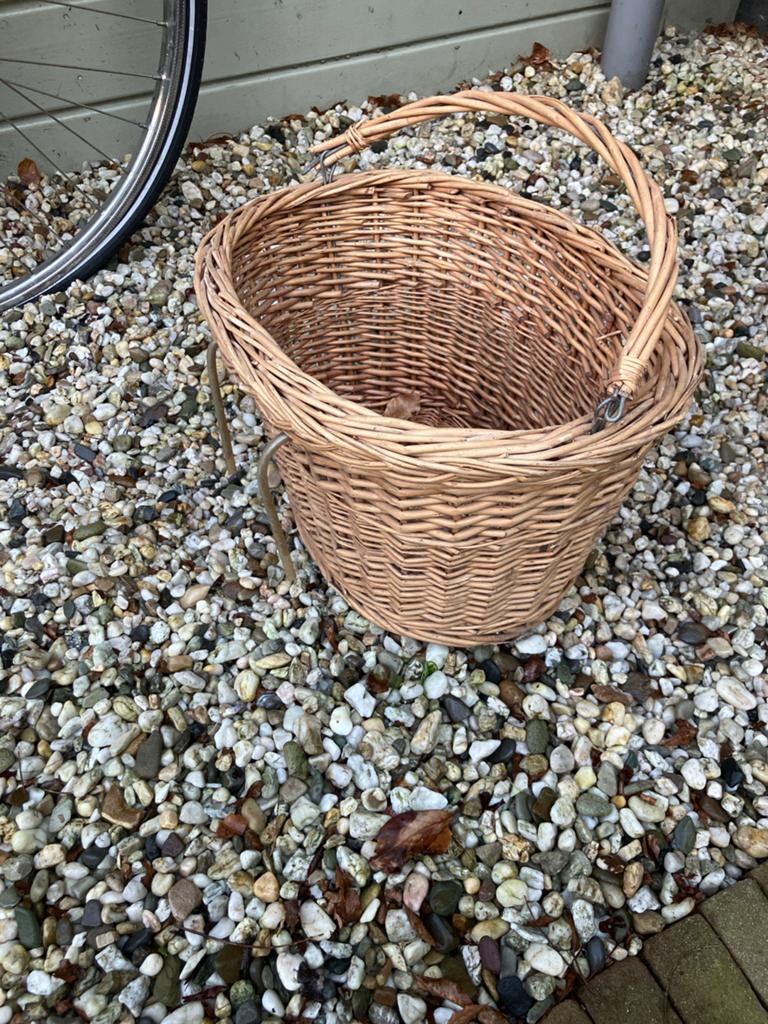 Rotan fietsmand met handvat, Fietsen en Brommers, Fietsaccessoires | Fietsmanden, Ophalen, Gebruikt, Fietsmand