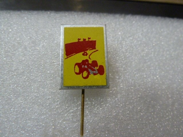 Vintage Speldje Formule 1 Raceauto Geel Rood, Ophalen of Verzenden, Gebruikt, Sport, Speldje of Pin