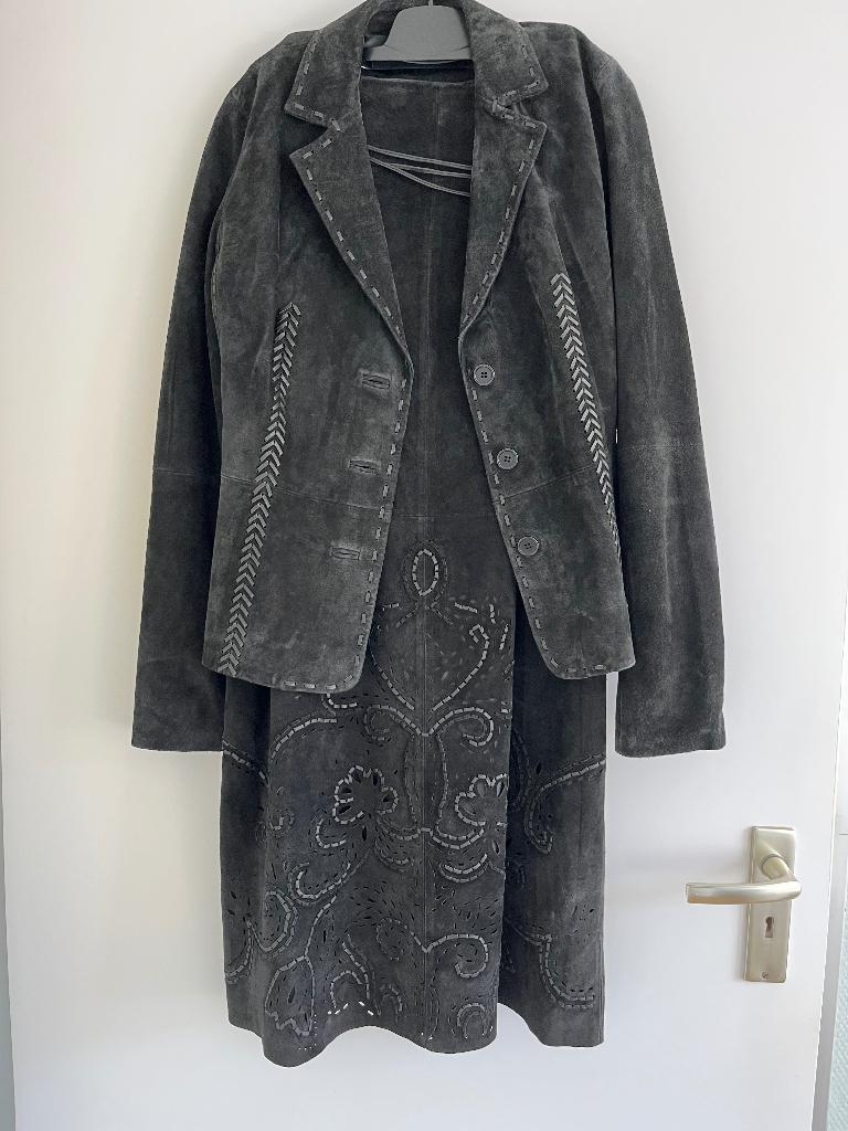 Prachtig suede dames-pak (38) zwart, Maat 38/40 (M), Kostuum of Pak, Zwart, Nieuw