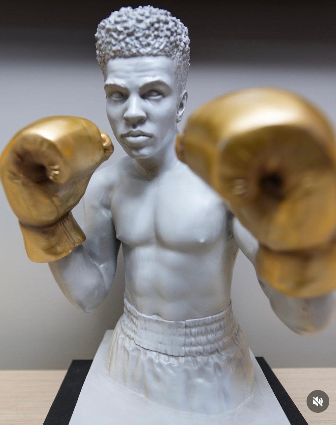 Buste standbeeld van een Boxer met Gouden Handschoenen, Antiek en Kunst, Buste, Ophalen of Verzenden, 20 - 50 cm, Composieten