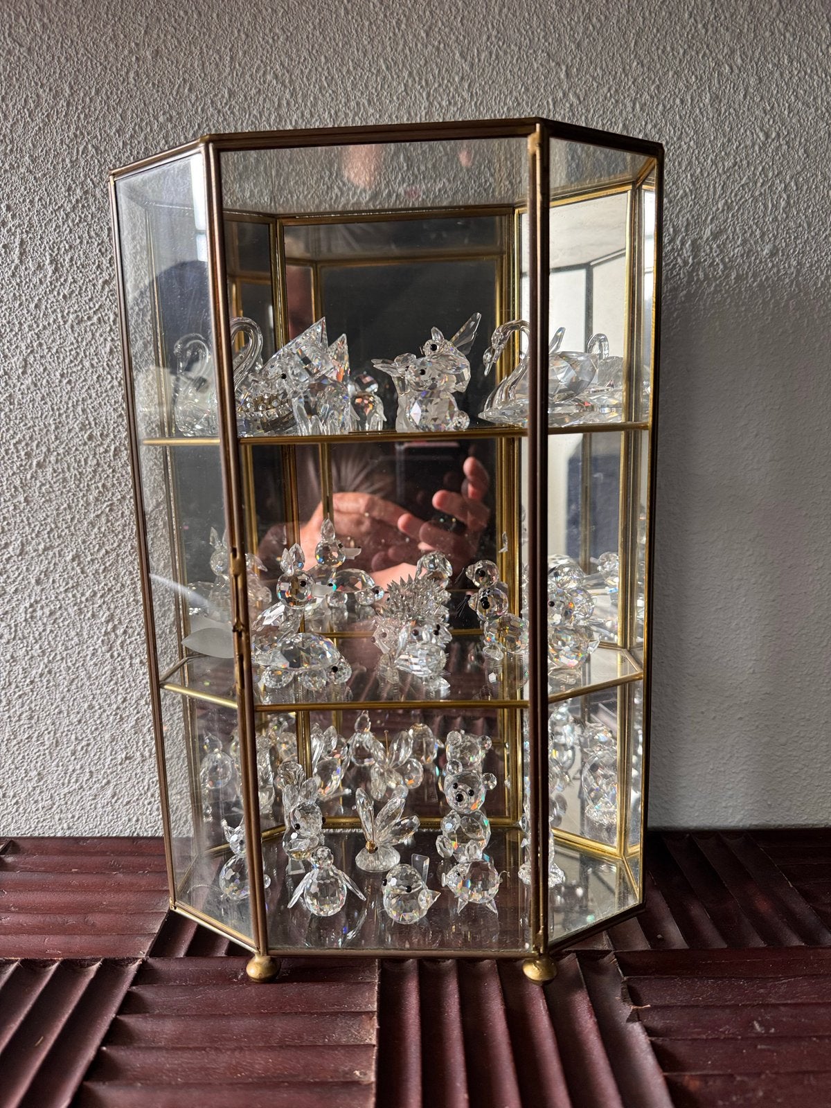 Glazen vitrinekastje met Swarovski kristallen beeldjes, Verzamelen, Ophalen of Verzenden, Zo goed als nieuw, Figuurtje