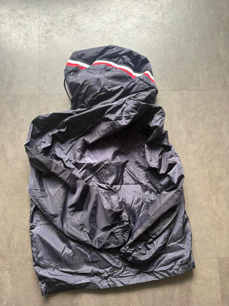 Moncler windbreaker donkerblauw, Ophalen of Verzenden, Zo goed als nieuw, Maat 38/40 (M), Blauw